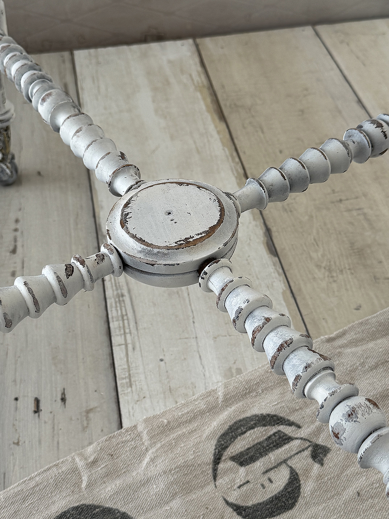 Antiker Shabby Chic Beistelltisch mit Messing-Vogelkrallen und gedrechselten Beinen***