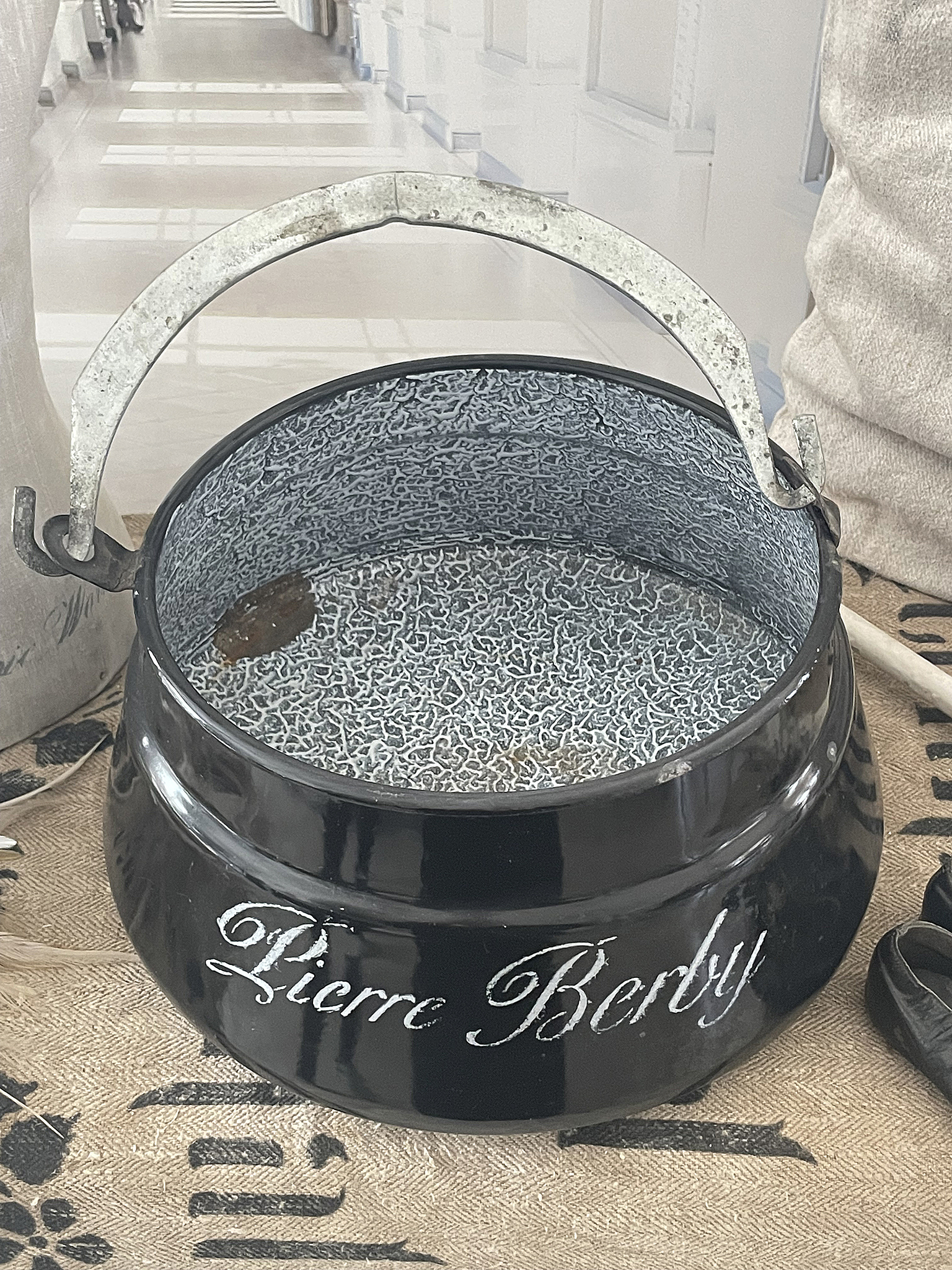 Vintage Kelle aus Metall mit Holzgriff und silberner Halterung
