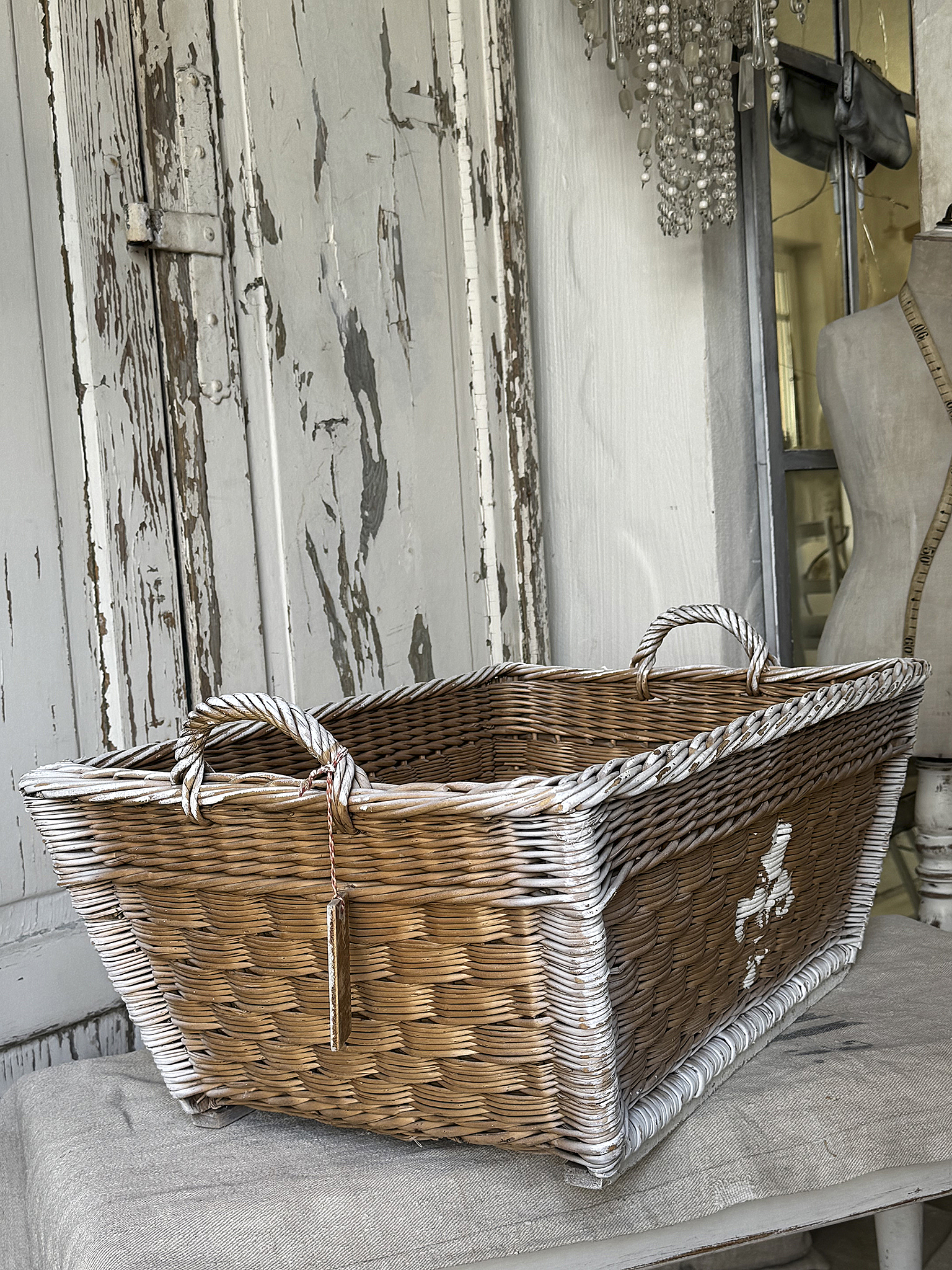 Schöner Weidenkorb im Shabby Chic – Vintage Korb mit französischer Lilie***