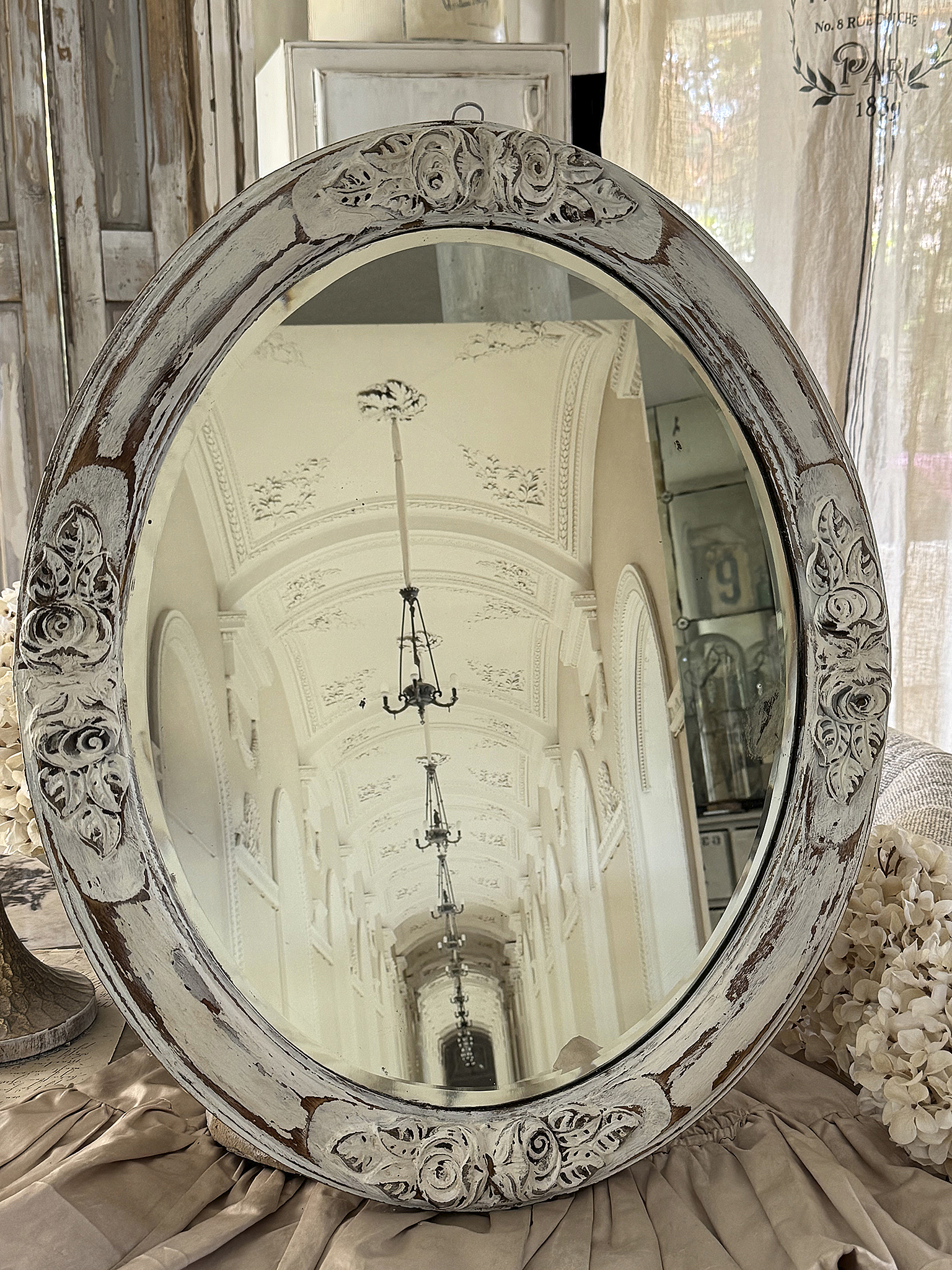 Romantischer ovaler alter Wandspiegel im Shabby-Chic***