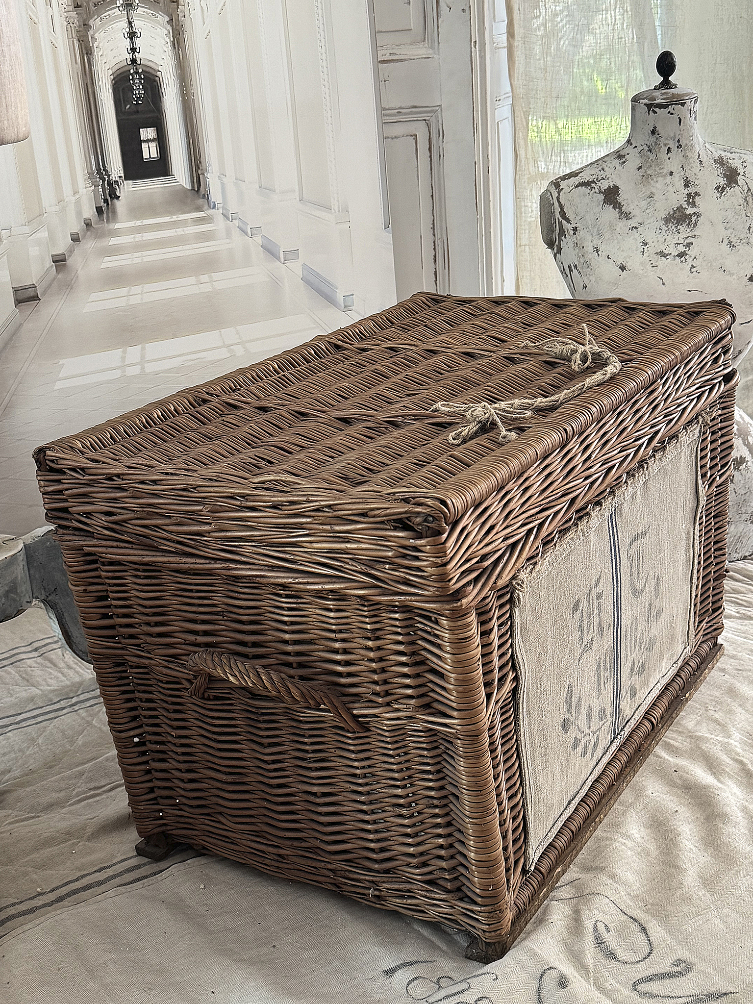 Große, alte Weidentruhe – nostalgischer Charme trifft Funktionalität***