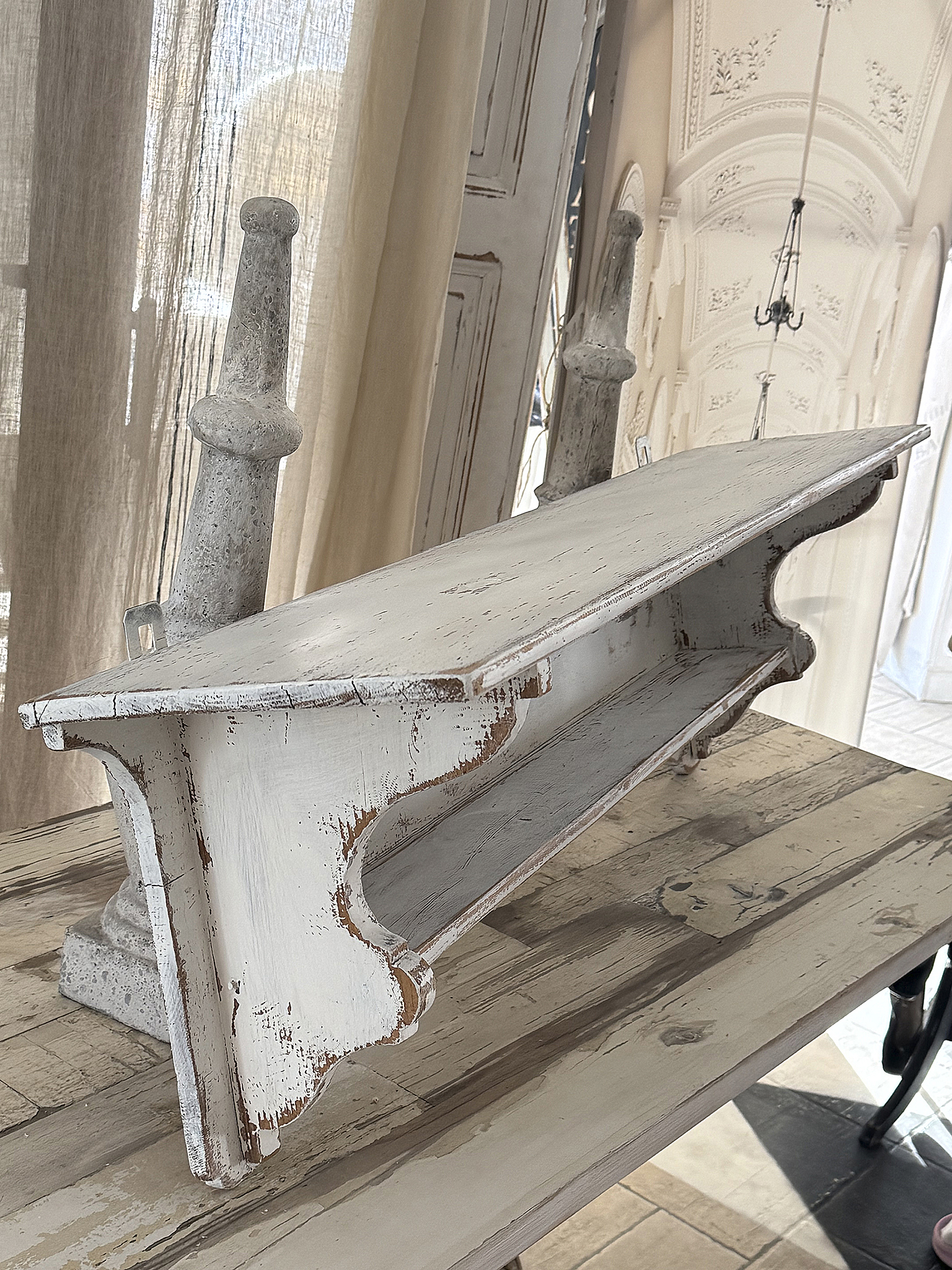 Wunderschönes, großes Gründerzeitregal im weißen Vintagekleid***