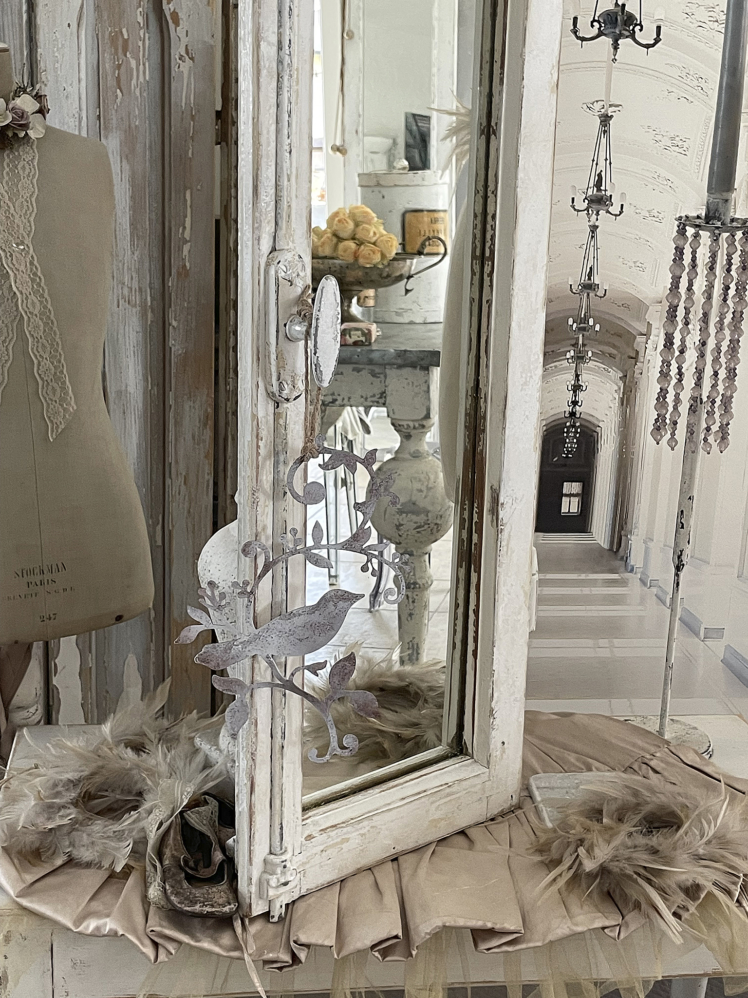 Schminkspiegel mit dekorativem Vogelmotiv in elegantem Interieur Detailansicht eines schmückenden Spiegels mit Vogelmuster und dekorativen Accessoires.
