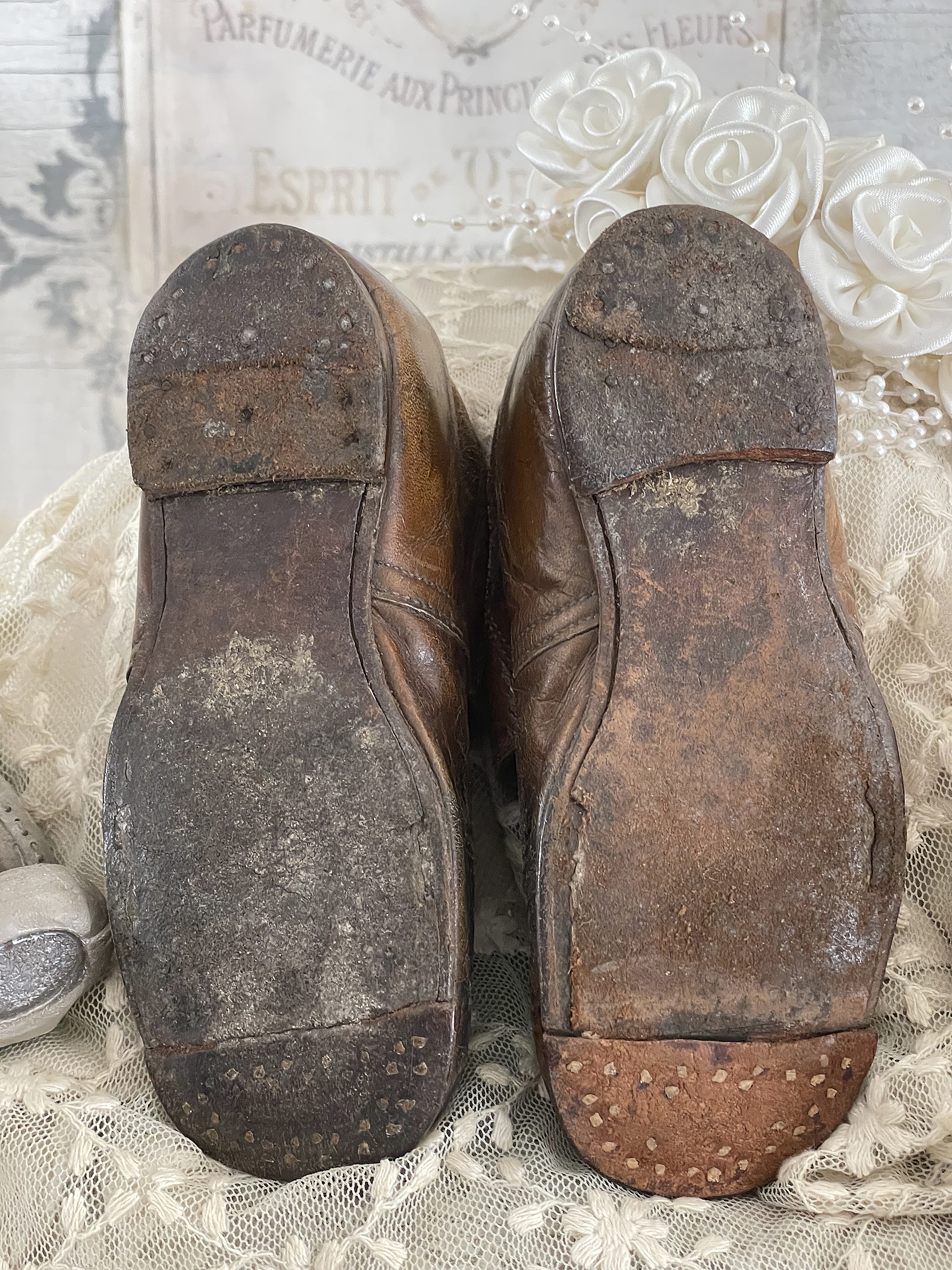Rückansicht abgenutzter Schuhe mit sichtbaren Gebrauchsspuren