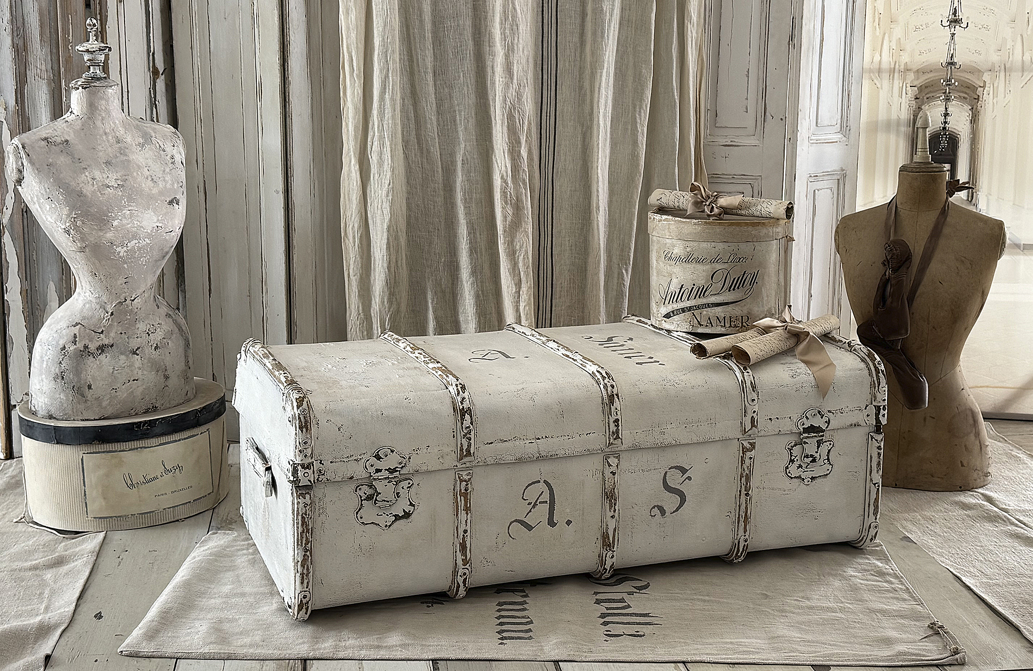 Antiker Überseekoffer-Shabby Chic Weiß | Antike Schablonierung | Original Ledergriffe & Messingverschlüsse***