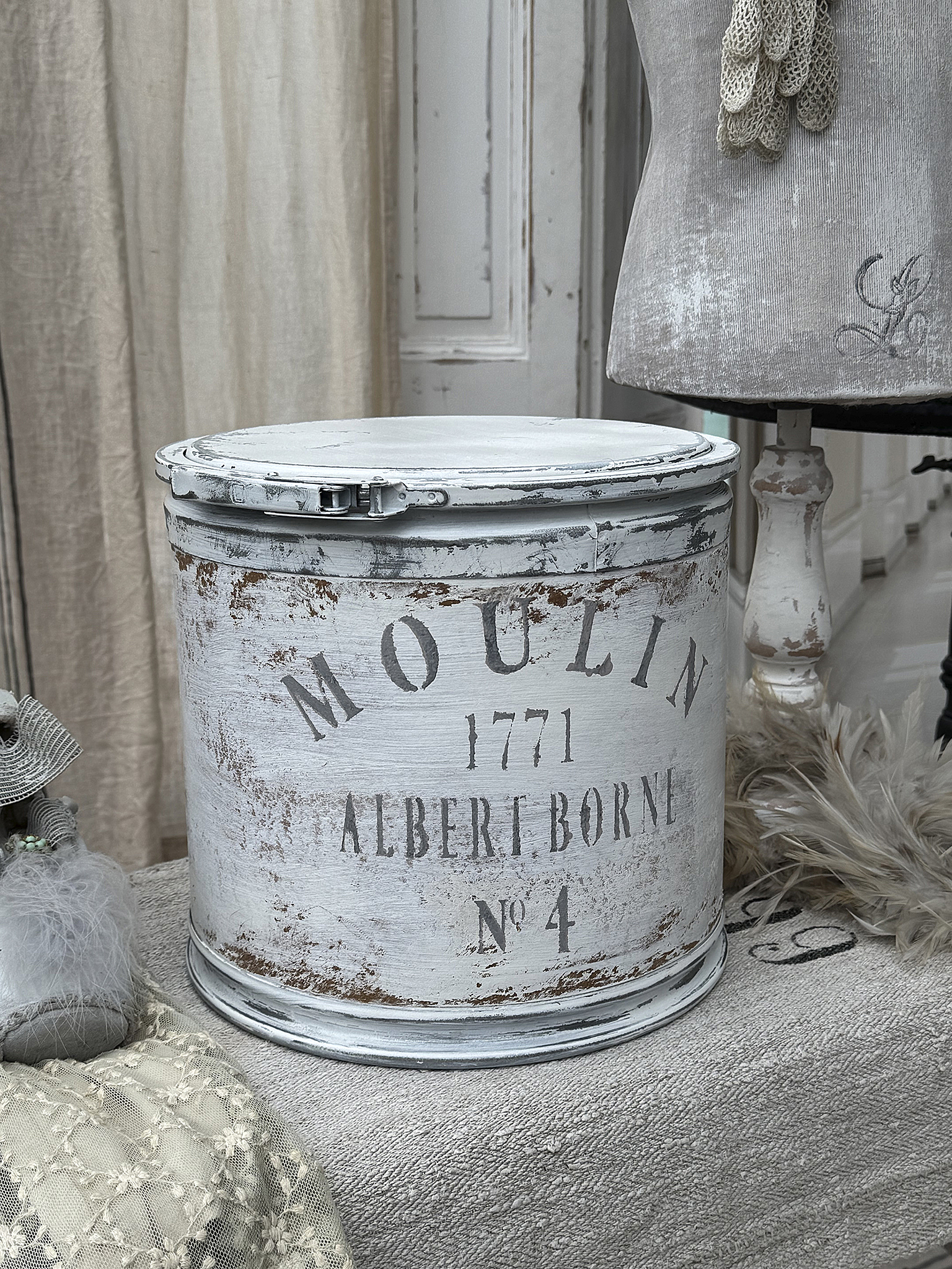 Dekorativer Vintage-Eimer mit nostalgischer Beschriftung Alter Eimer mit der Aufschrift "Moulin 1771 Albert Borne N° 4" in shabby-chic Ausführung