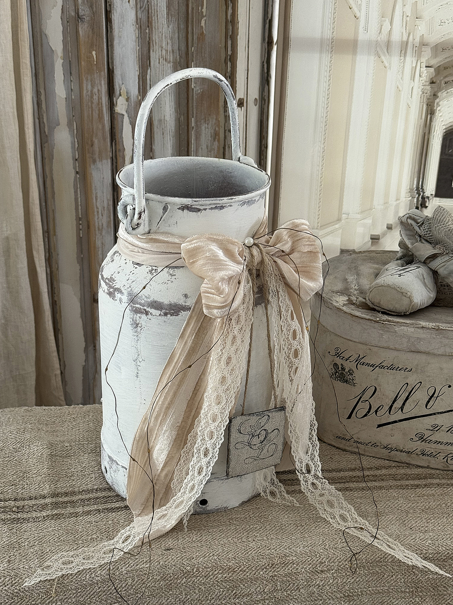 Alte Milchkanne im Vintage-Kleid***