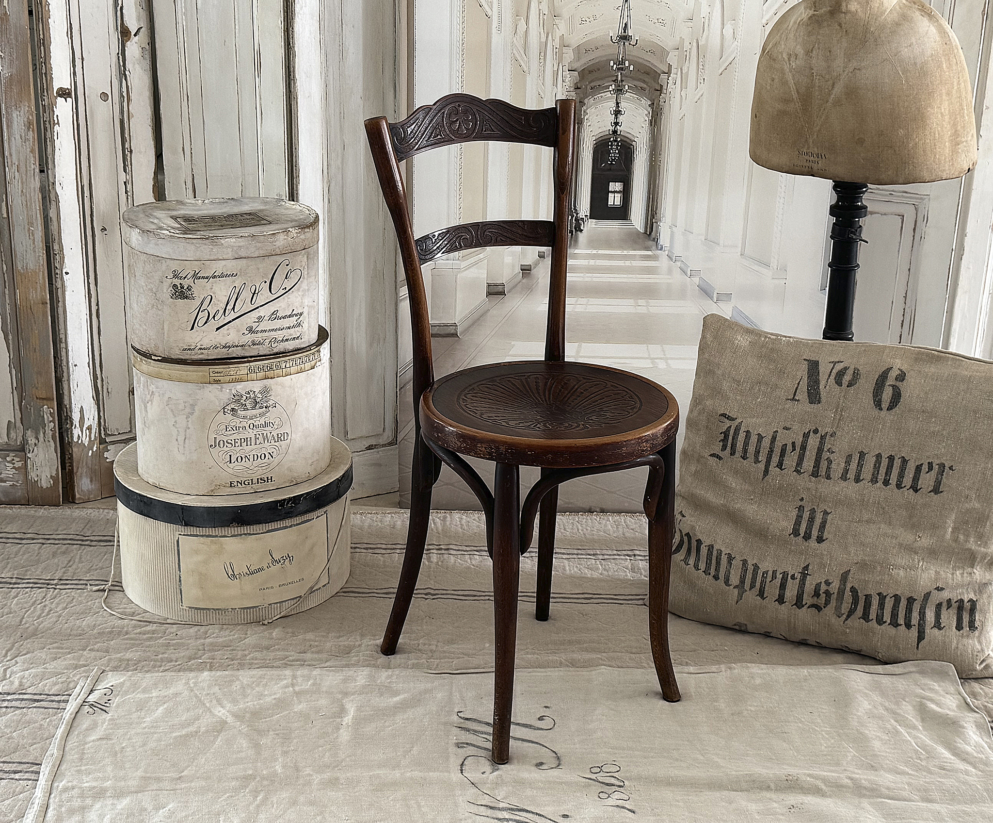 Bezaubernder alter Kohnstuhl – Originalholz, Ornamentprägung & Emblem***