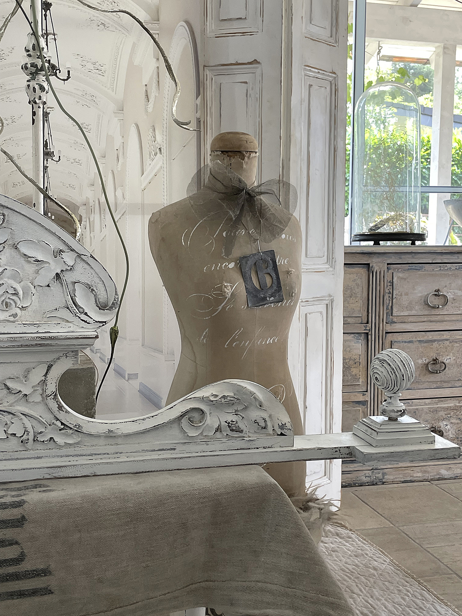 Stilvolle Mannequins und antike Möbel im eleganten Interieur Elegante Mannequins und dekorative Elemente in einem stilvollen Raum