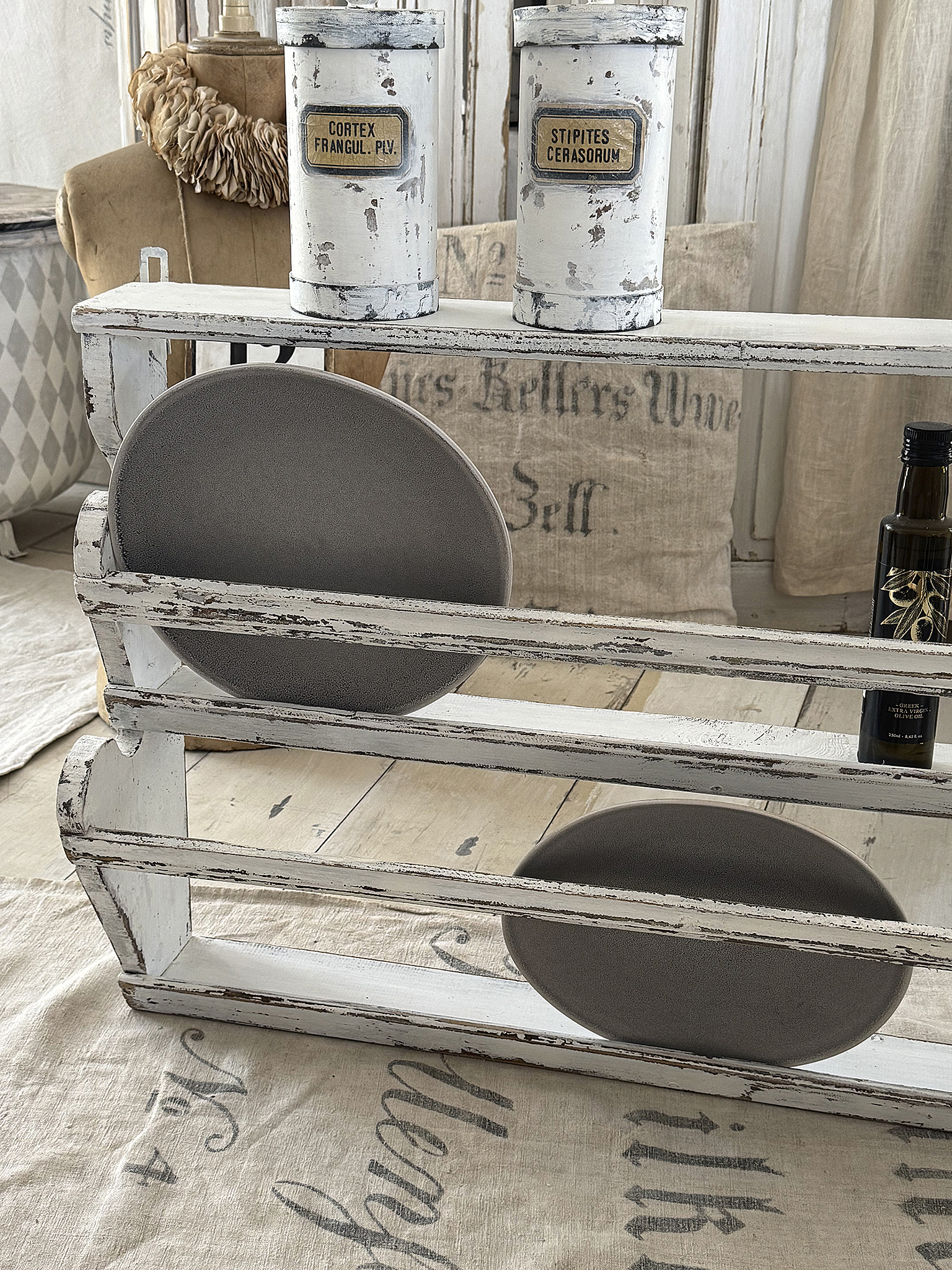 Altes Tellerregal aus Vollholz – authentische Patina mit zeitlosem Charme“***