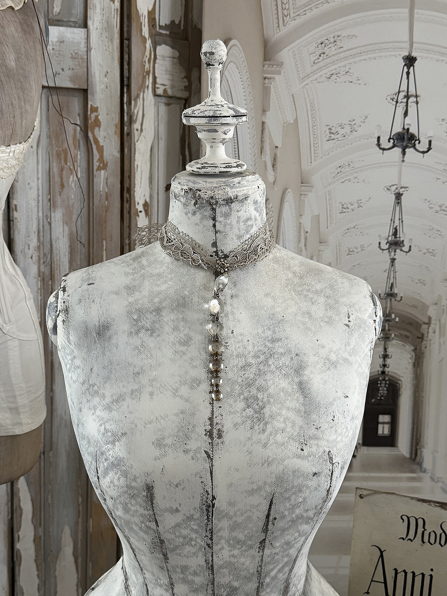  Antike Schneiderpuppe im Shabby-Chic – nostalgische Korsettbüste mit Vintage-Charme***