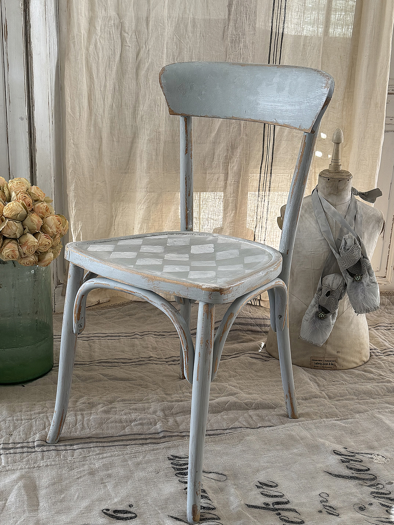 Alter Bugholzstuhl in zartem Salbeigrün*** 