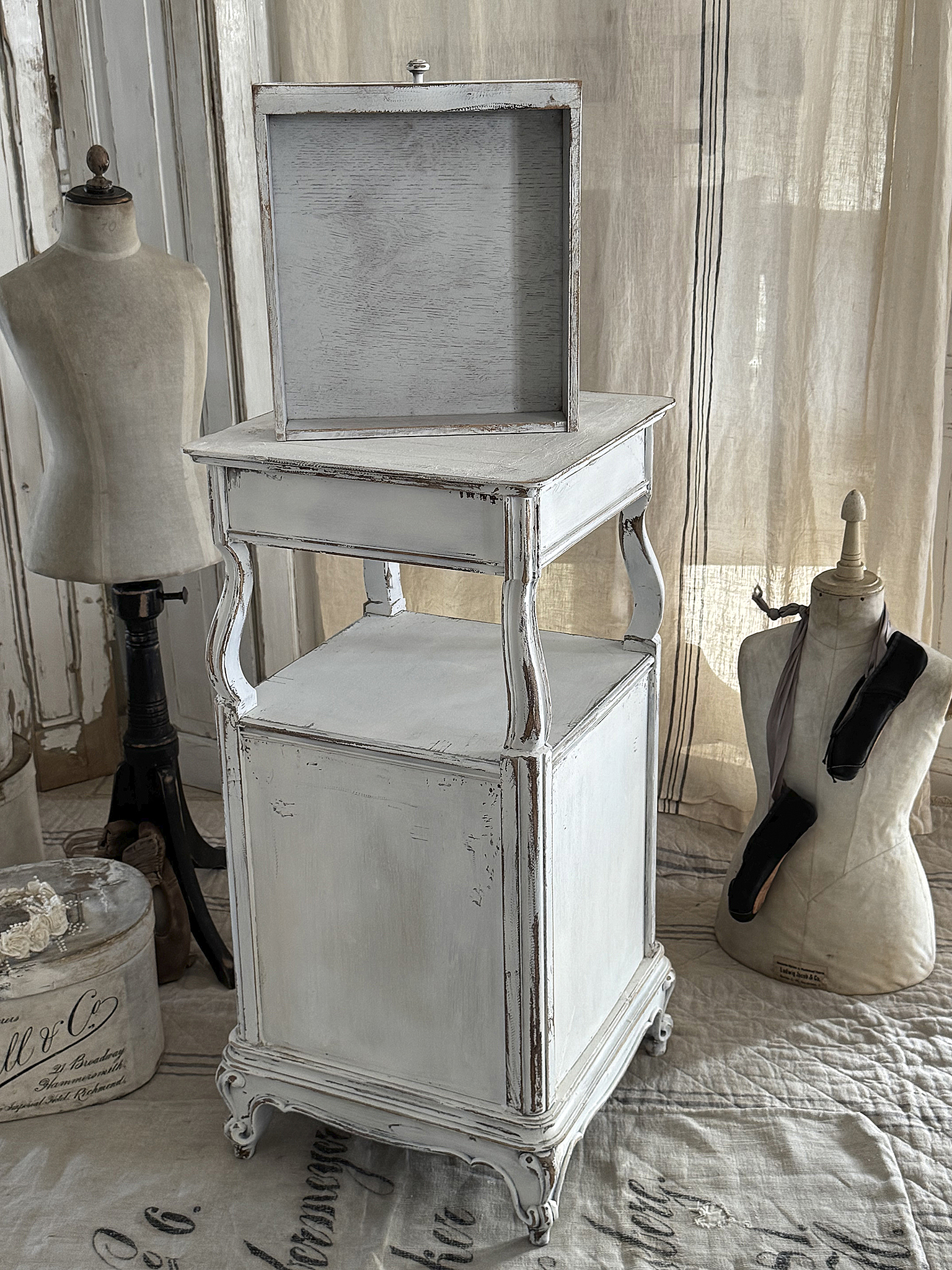 Reizendes, antikes französisches Säulenschränkchen***