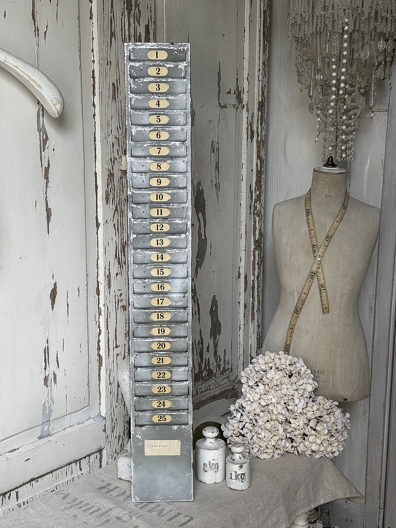 Alter Stempelkartenhalter – authentischer Charme vergangener Zeiten***