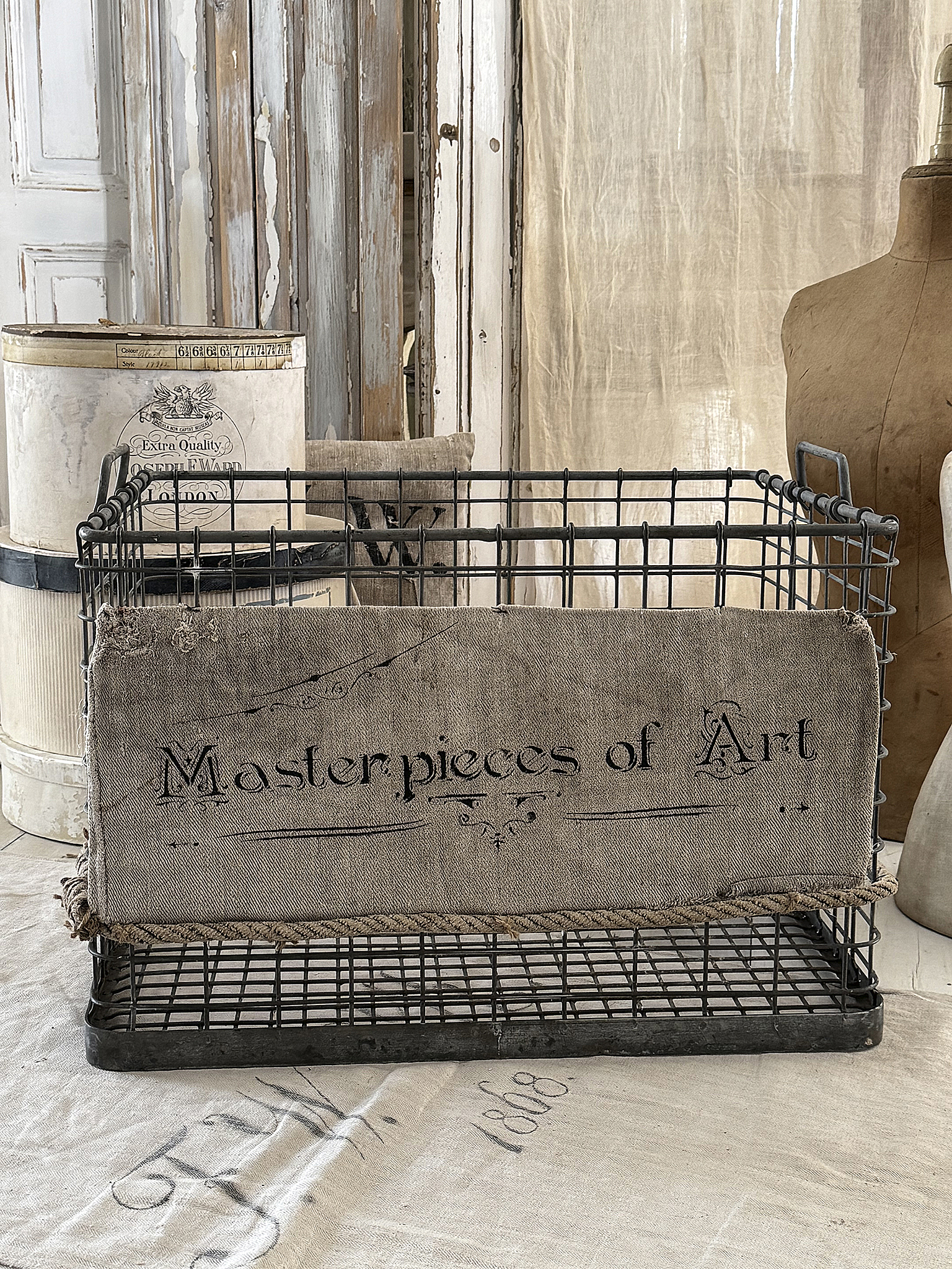 Großer Eisenkorb mit altem Leinen***