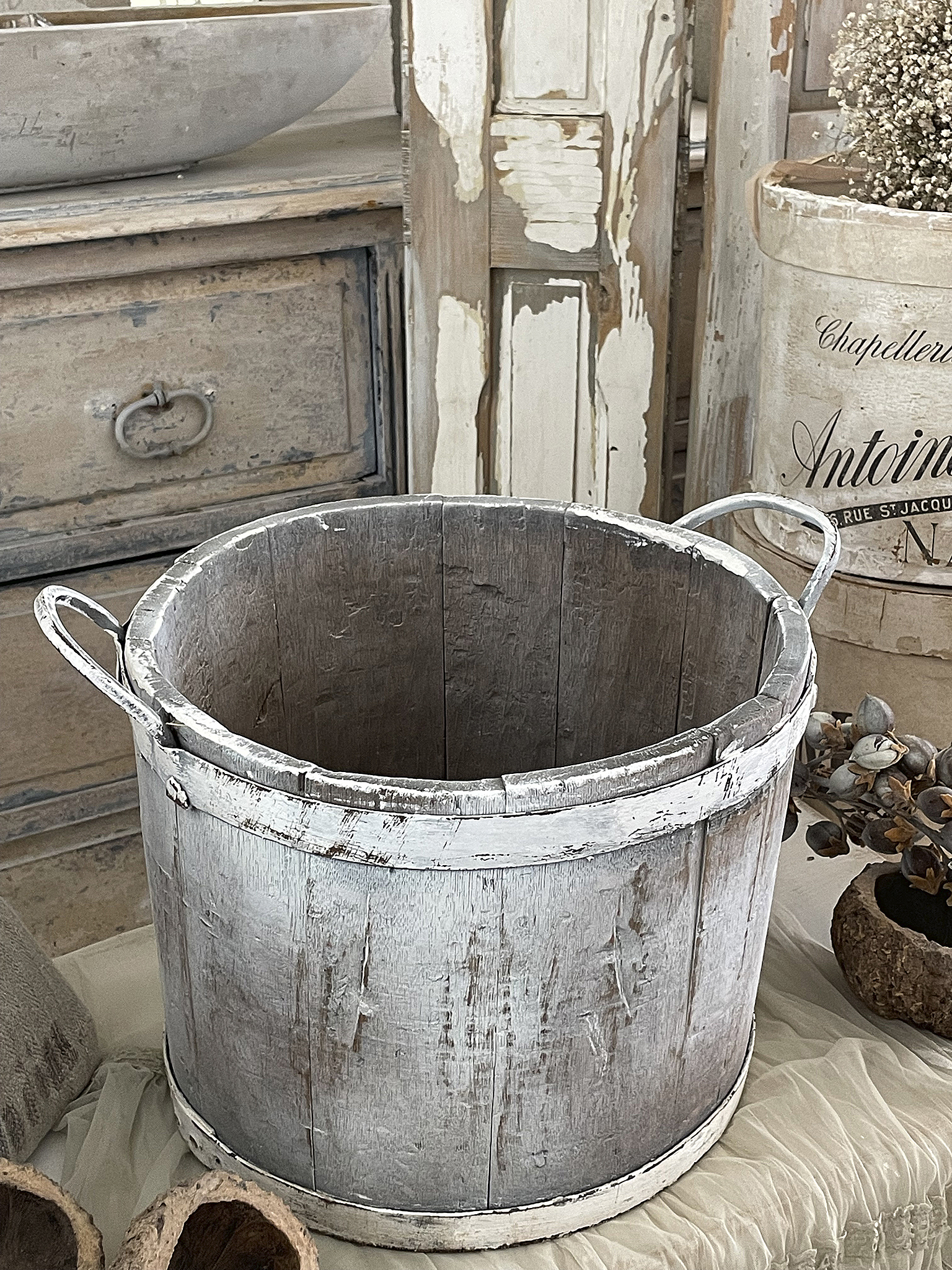 Rustikaler Holzbehälter im Shabby-Chic-Stil Kreisförmiger, grauer Holzbehälter mit abgenutzter Oberfläche, ideal für rustikale Deko.