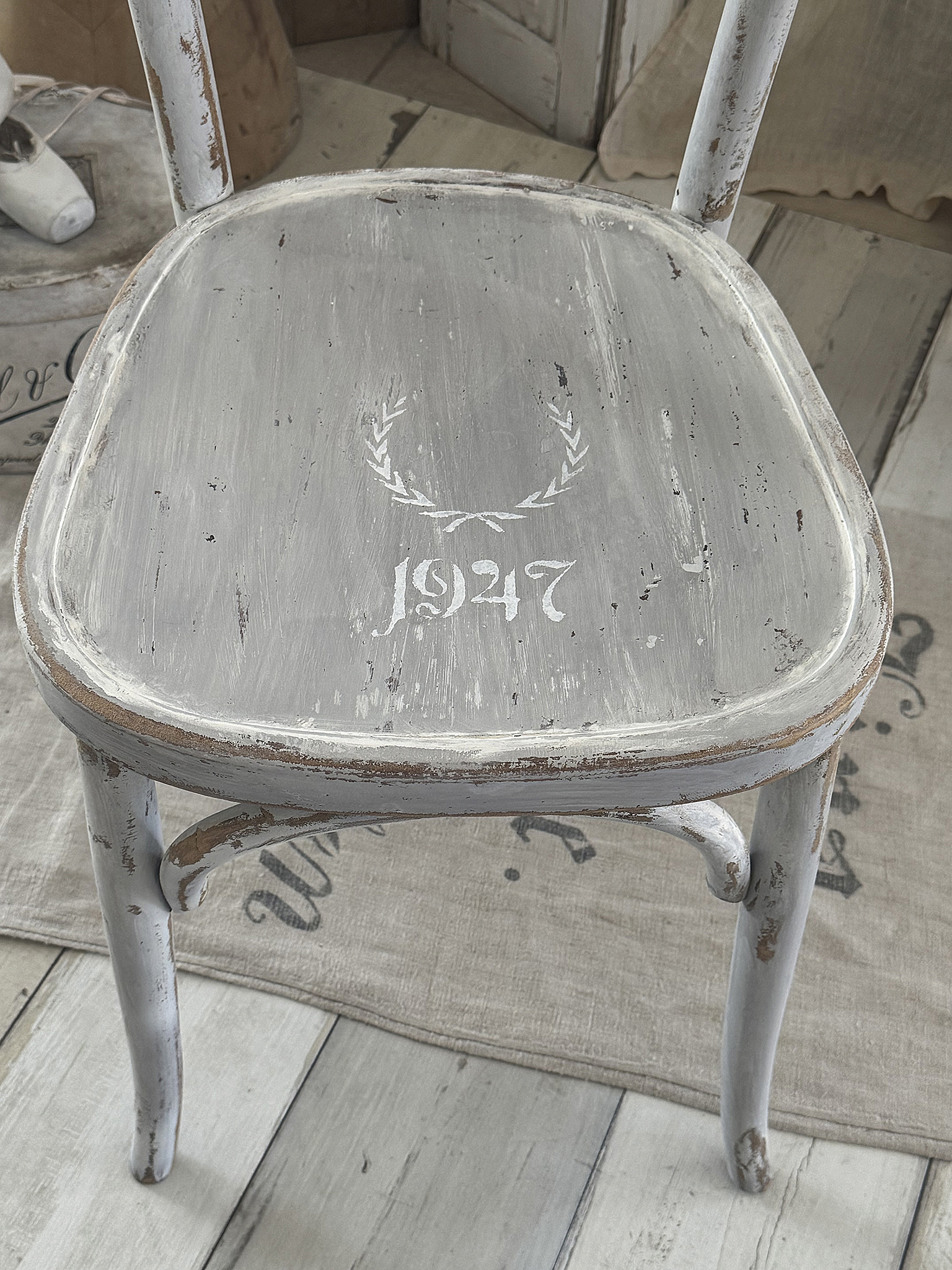  Alter Bugholzstuhl in zartem creme-grau***