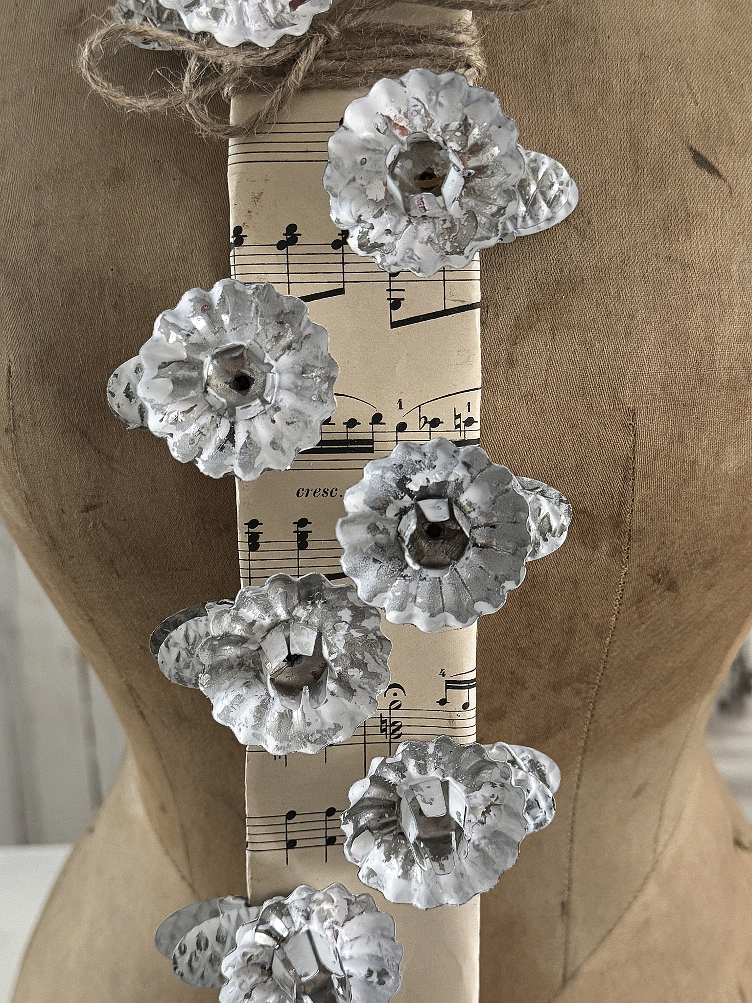 Zehn uralte Kerzenclips Baumkerzenhalter im Shabby-Kleid ***
