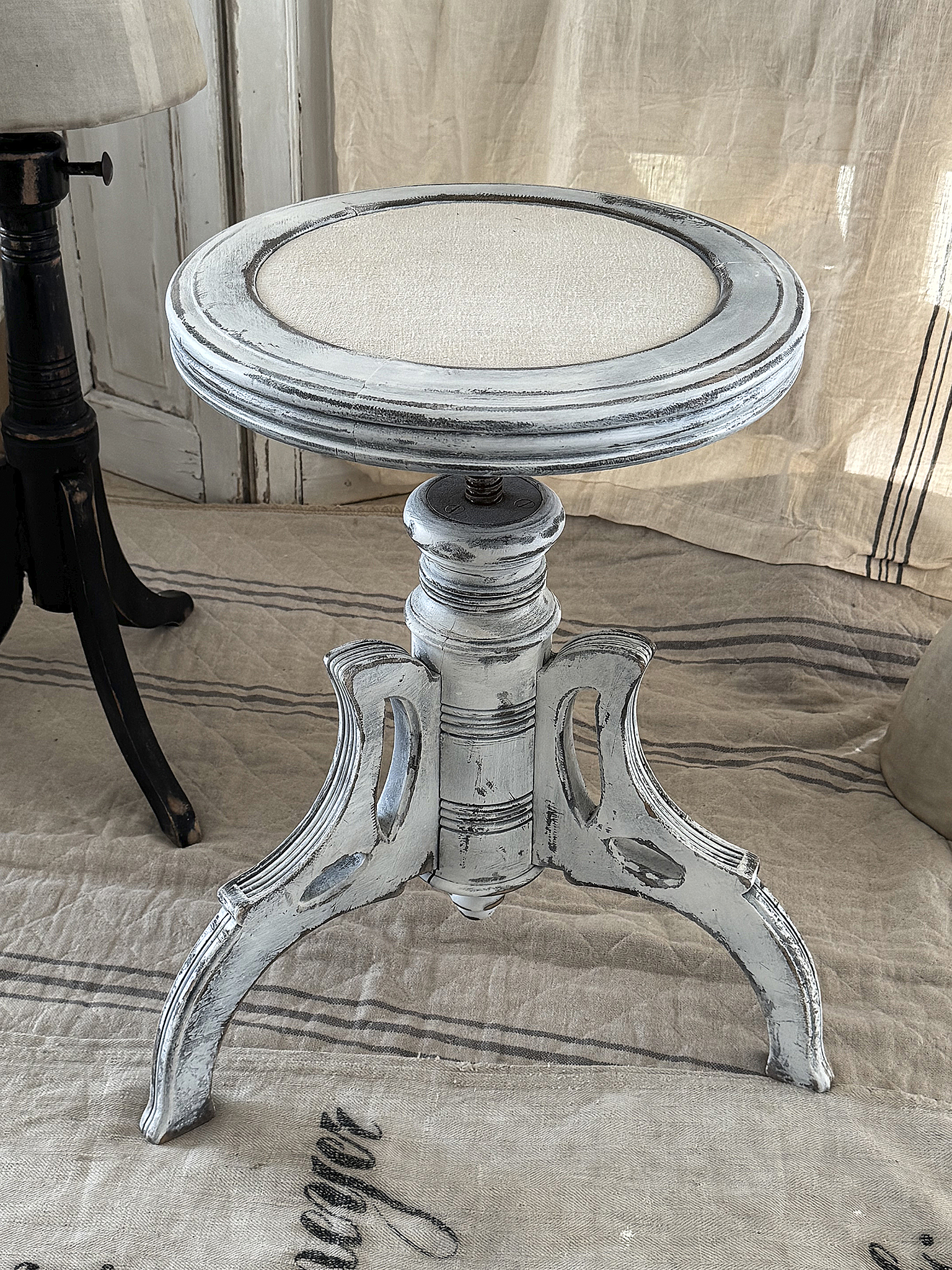 Antiker Klavierhocker im weißen Vintage-Kleid***