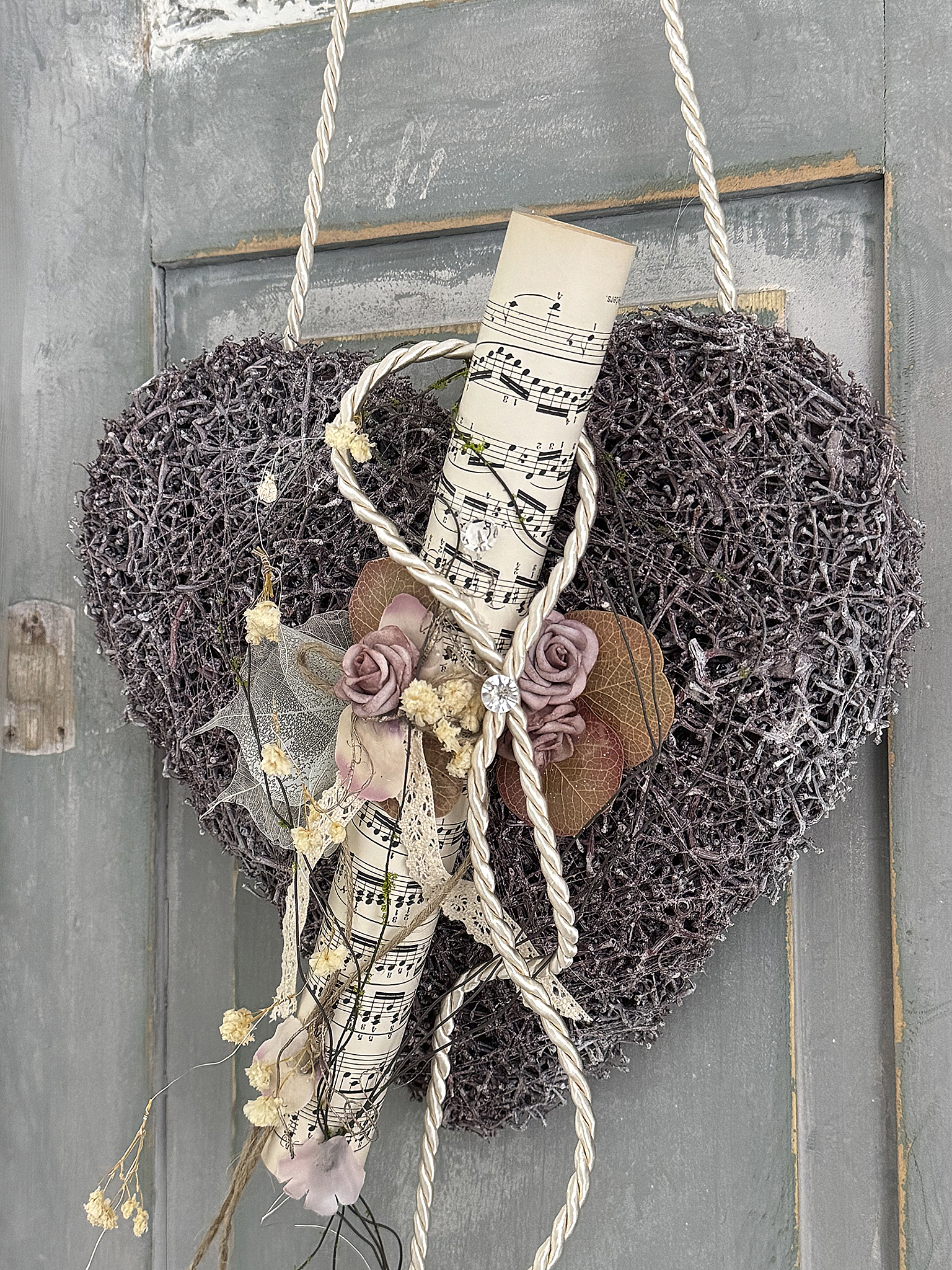Beerenfarbenes Rebenherz mit Vintage-Notenblatt – romantische Landhausdeko im Shabby-Chic-Stil 2***