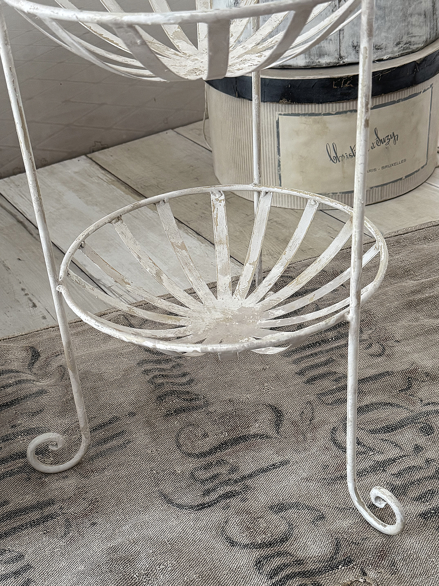 Hohe Etagere aus Frankreich – französischer Vintage-Flair***