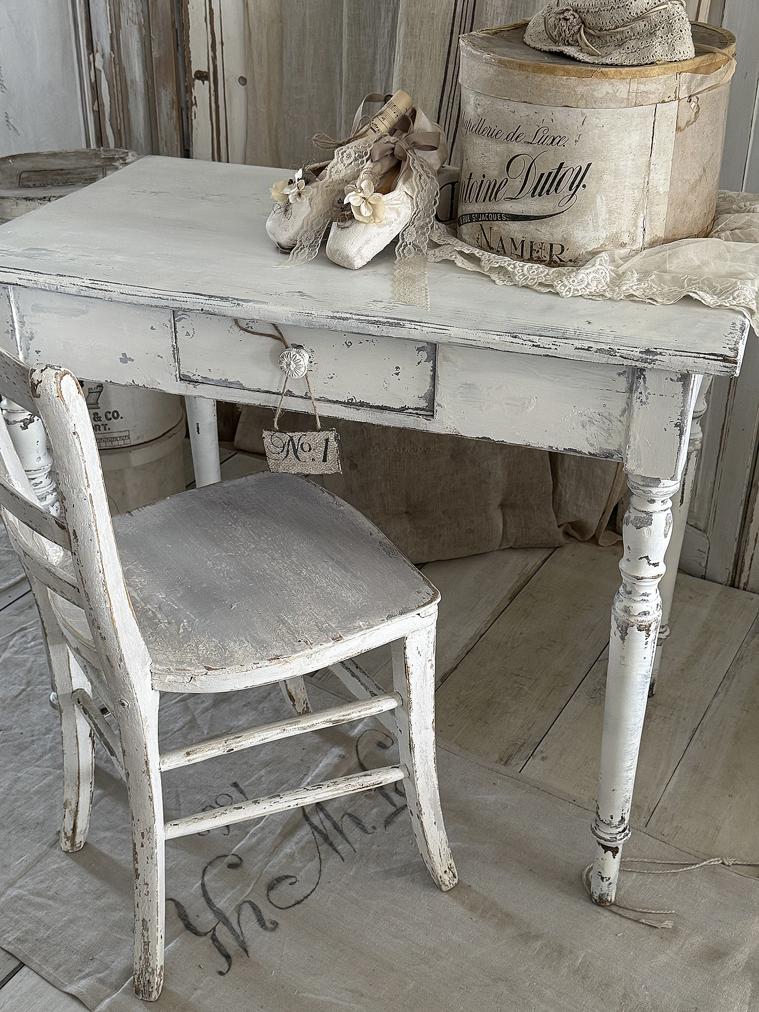 Alter kleiner Esstisch im Shabbykleid***