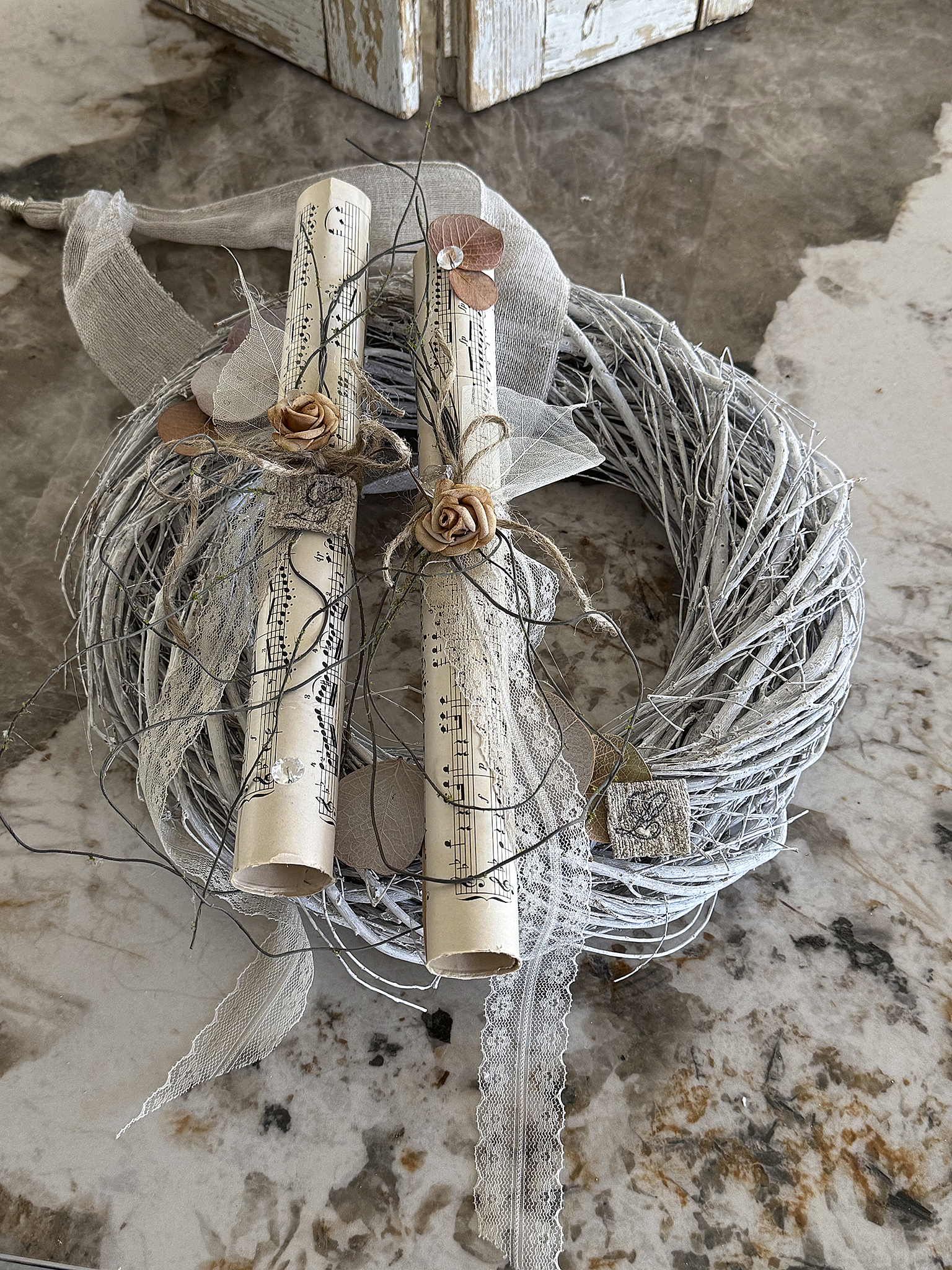 Romantischer Vintage-Kranz mit Notenblättern – zarte Handarbeit mit poetischem Charme“***