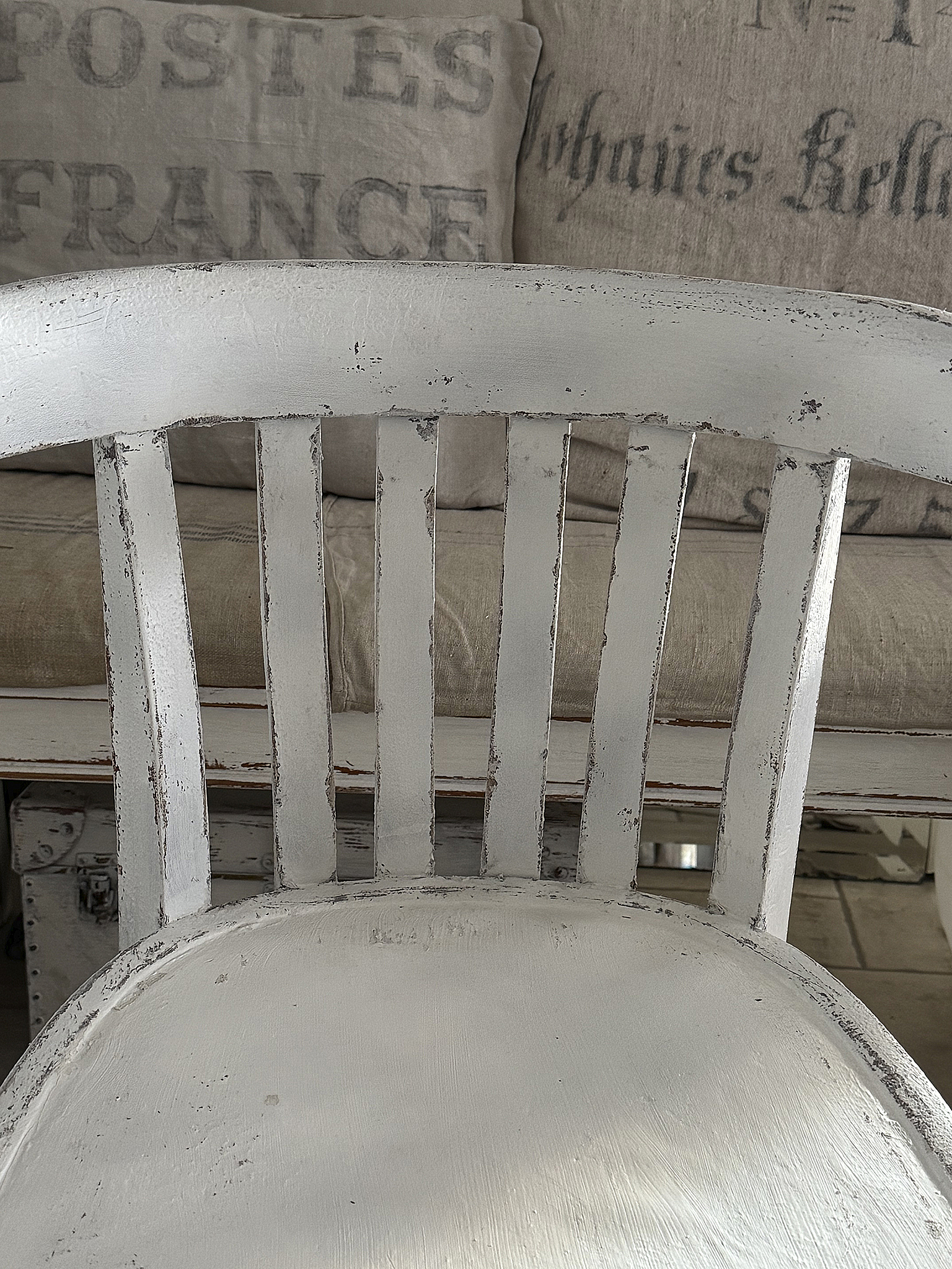 Alter Armlehnenstuhl Bauhaus im weißen Vintagekleid***