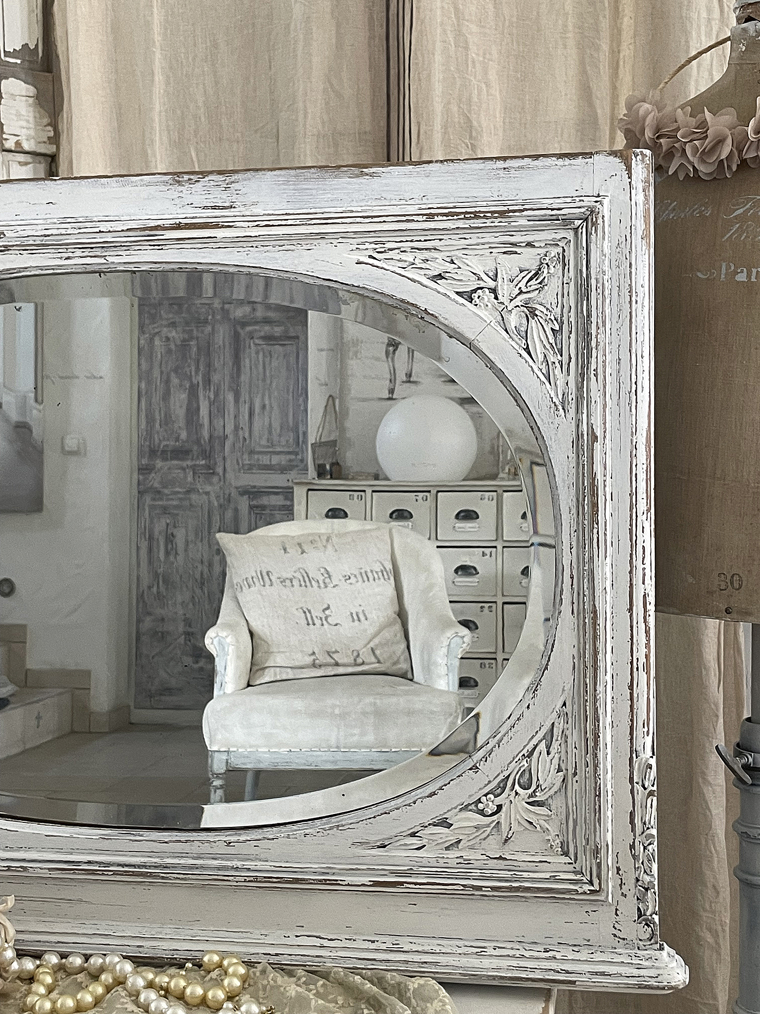 Antiker ovaler Spiegel im Shabbykleid***