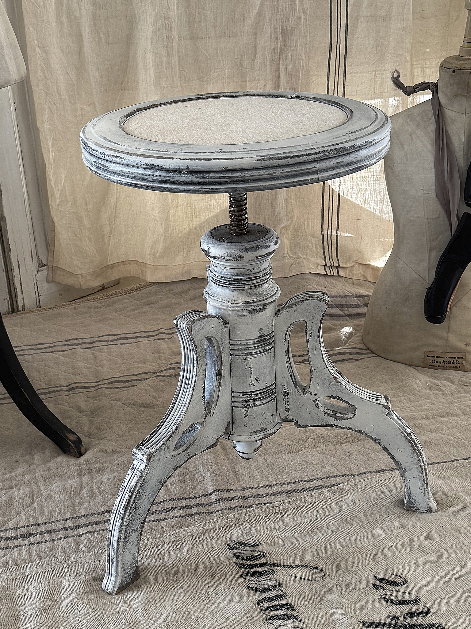 Antiker Klavierhocker im weißen Vintage-Kleid***