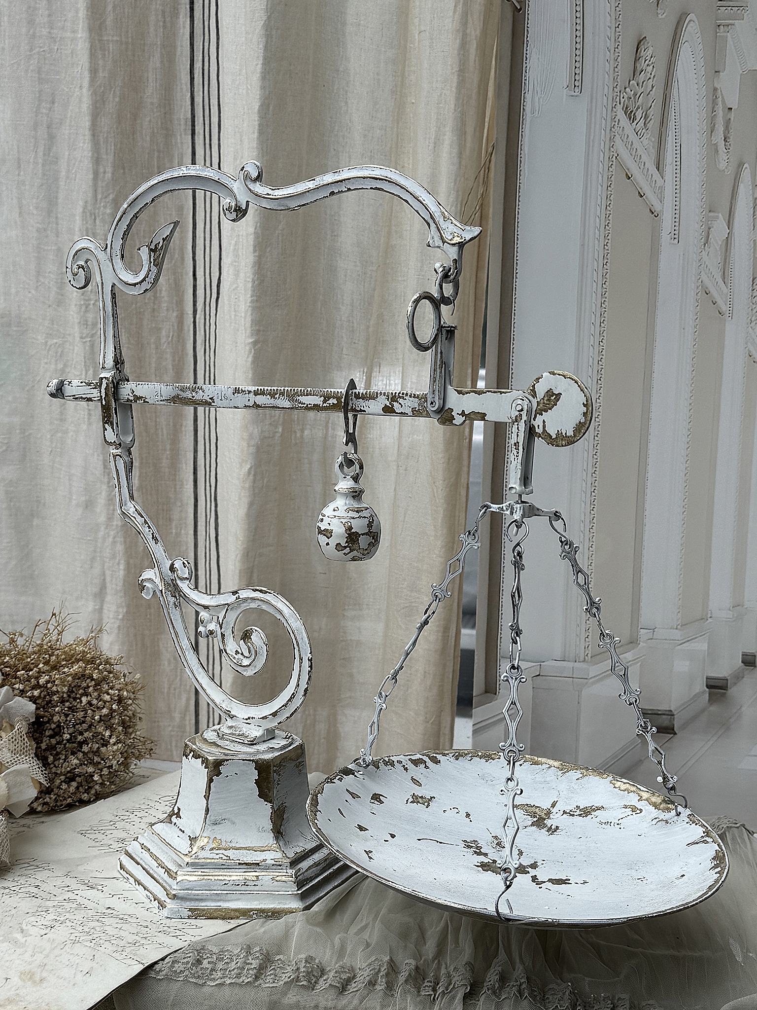  Antike große Messingbalkenwaage / Apothekerwaage – im weißen Shabby-Kleid***