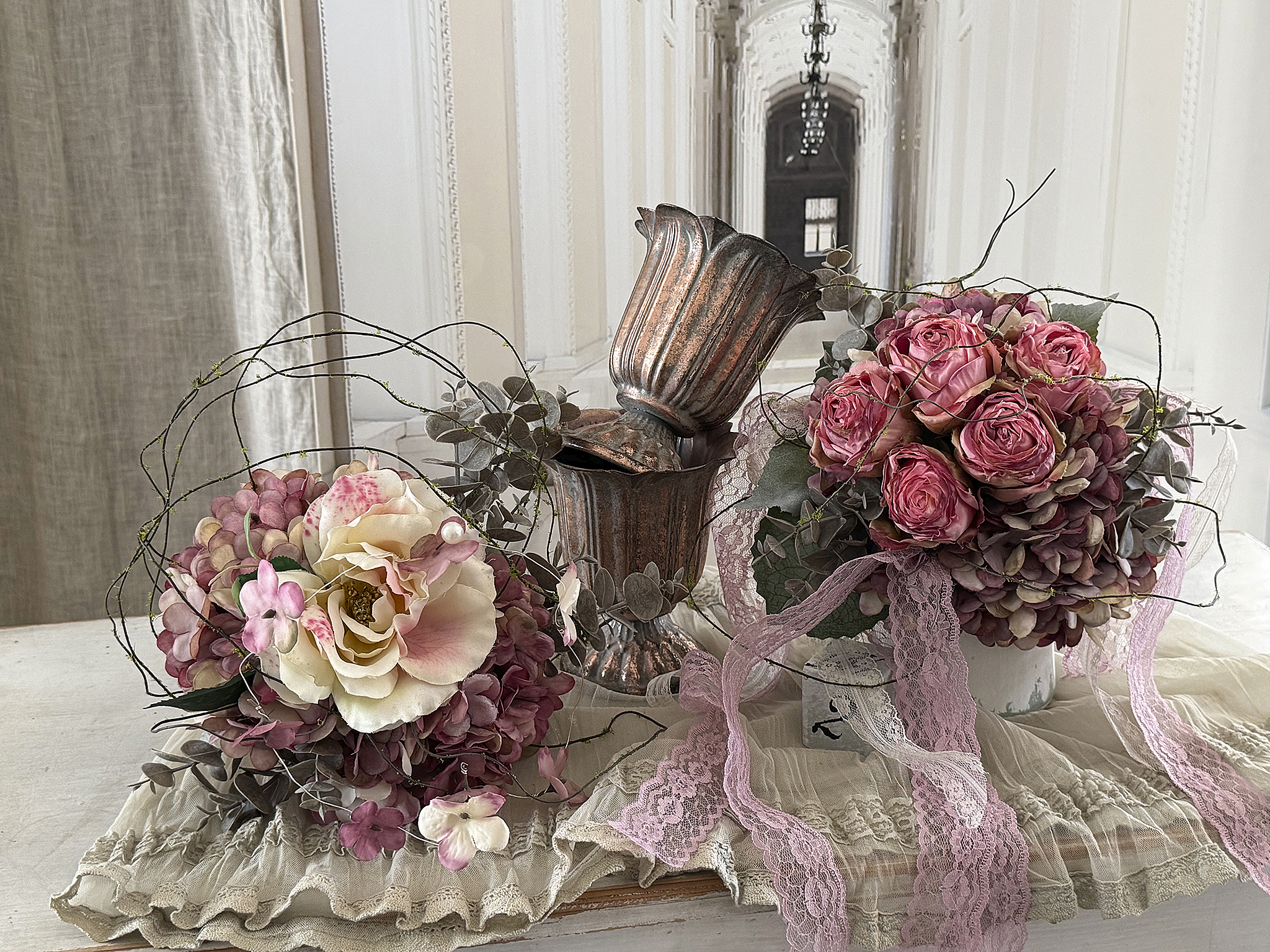 Handgearbeitete Seidensträuße mit Amphore***