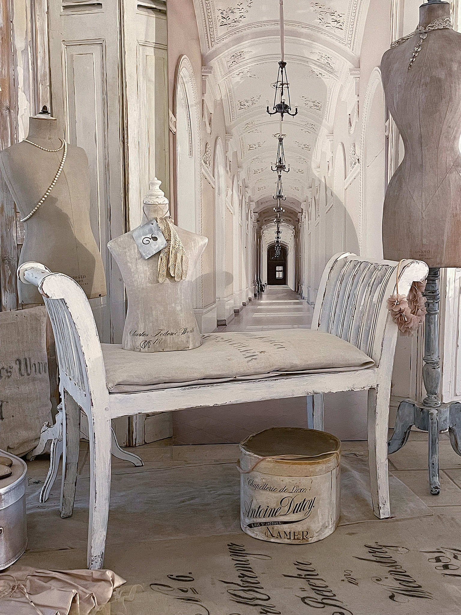 Stilvolle Einrichtung mit Vintage-Elementen Elegantes Zimmer mit einer weißen Bank, Kleiderständer und nostalgischen Accessoires.