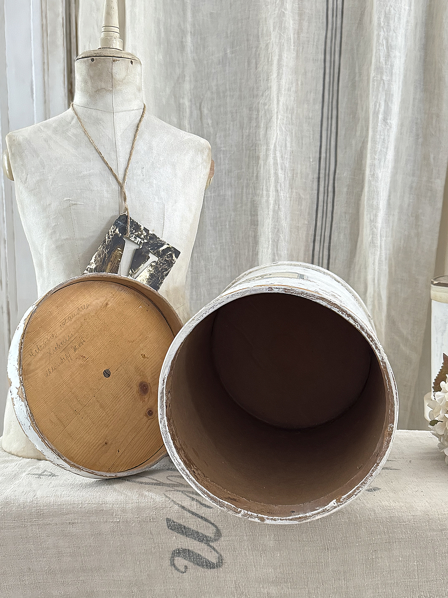 Alte große Holzdose mit antiker Schablone – nostalgischer Shabby-Chic***