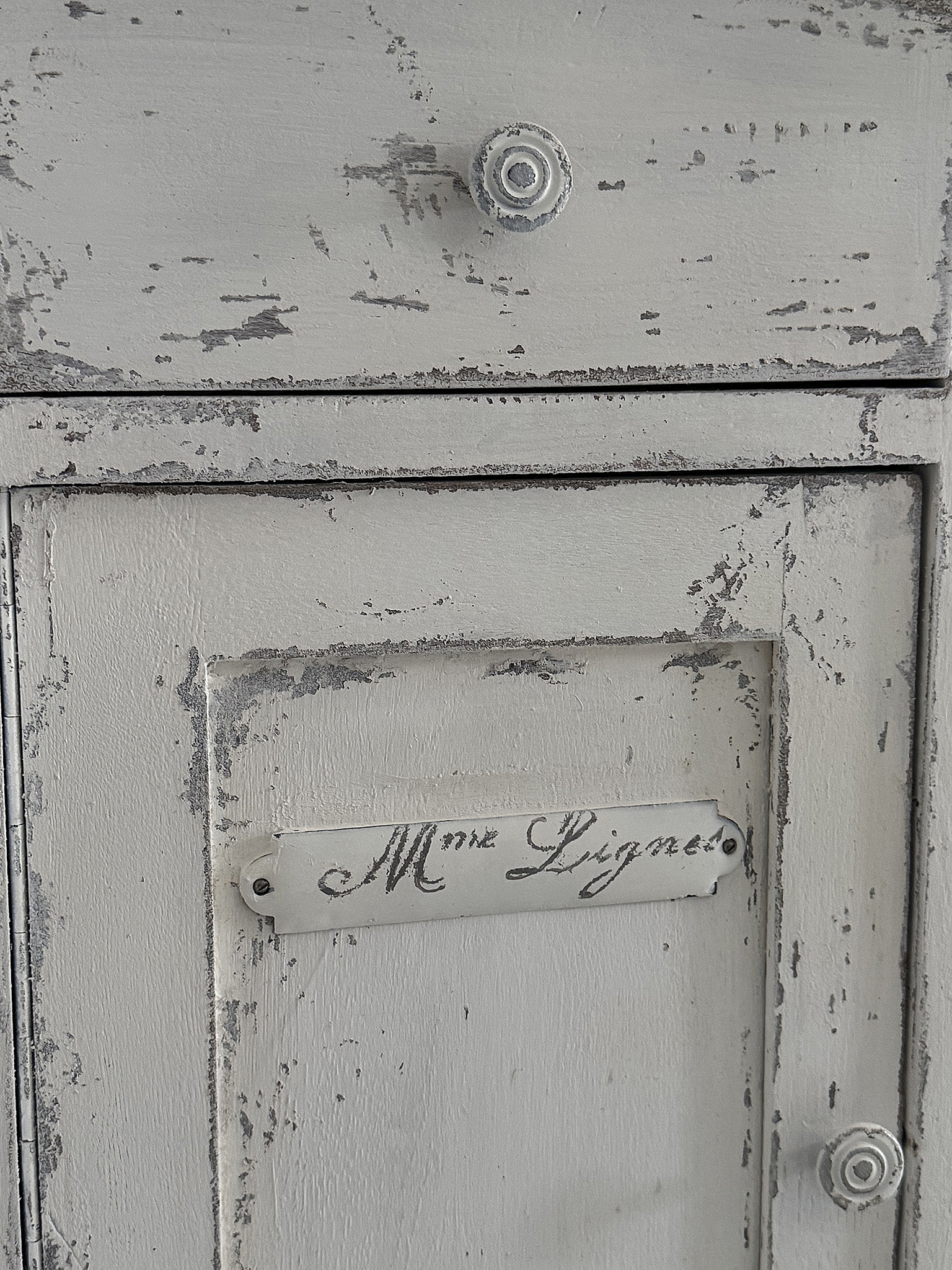 Altes Shabby-Schränkchen „Madame Ligness“***