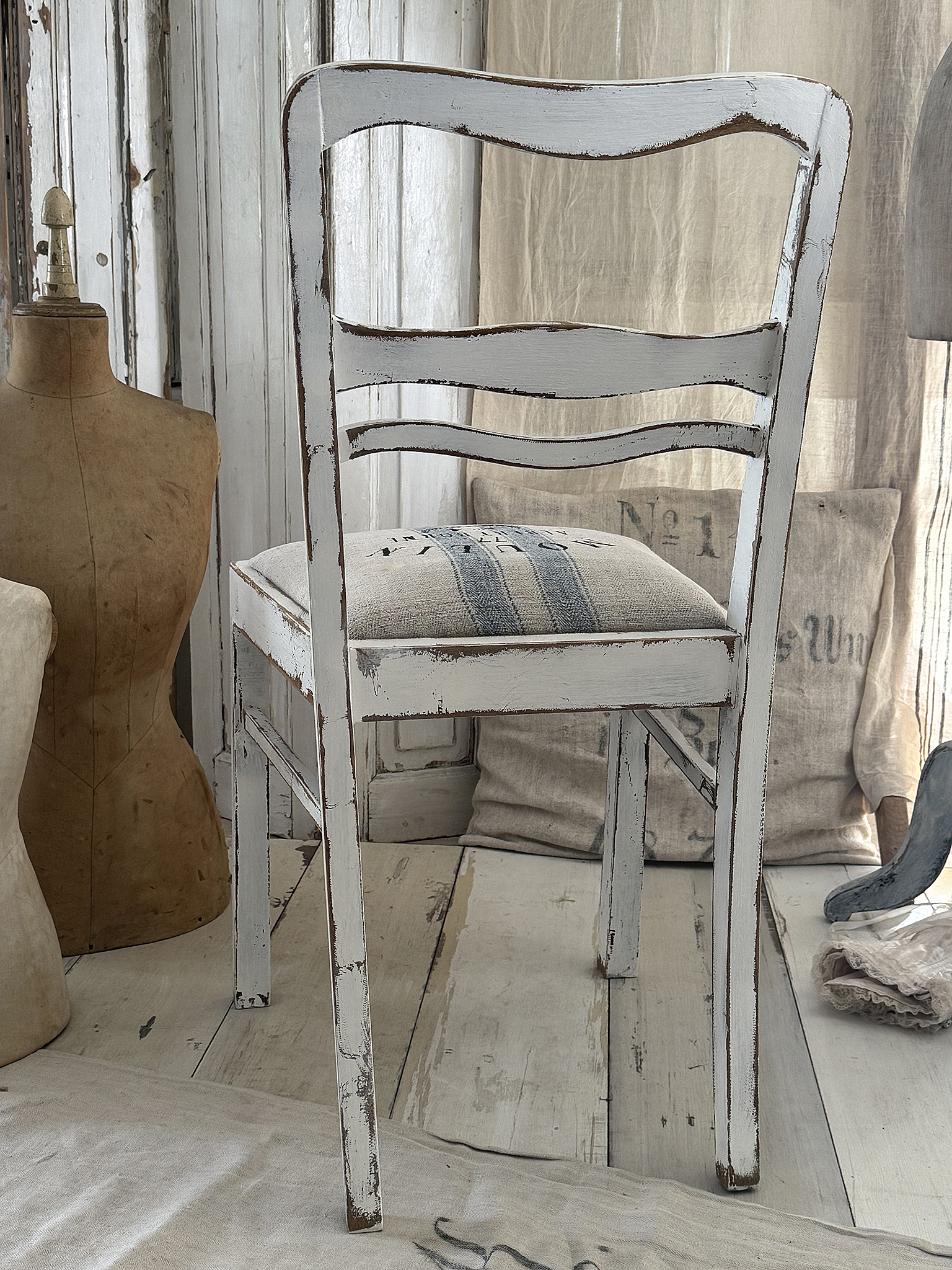 Alter Polsterstuhl mit Mehlsack Moulin***