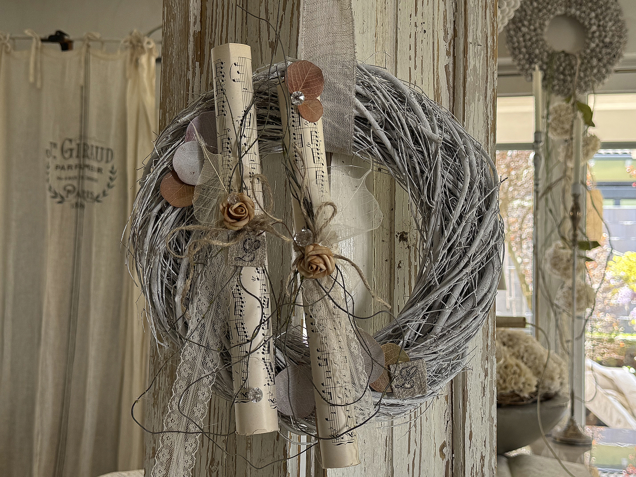 Romantischer Vintage-Kranz mit Notenblättern – zarte Handarbeit mit poetischem Charme“***