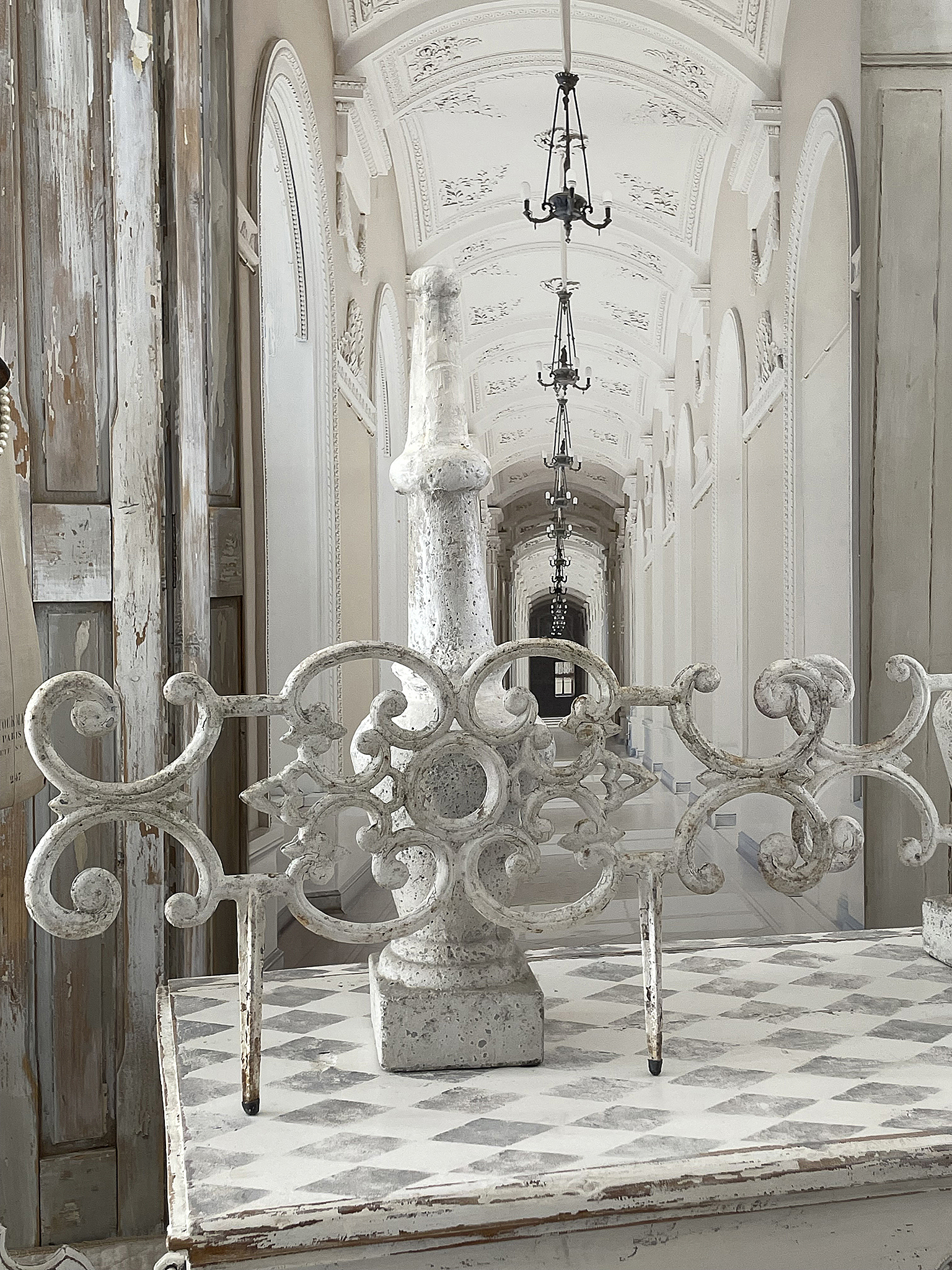 Elegante Dekoration im historischen Innenraum Detailansicht einer antiken Dekoration in einem hellen Flur mit verzierter Decke und historischen Elementen