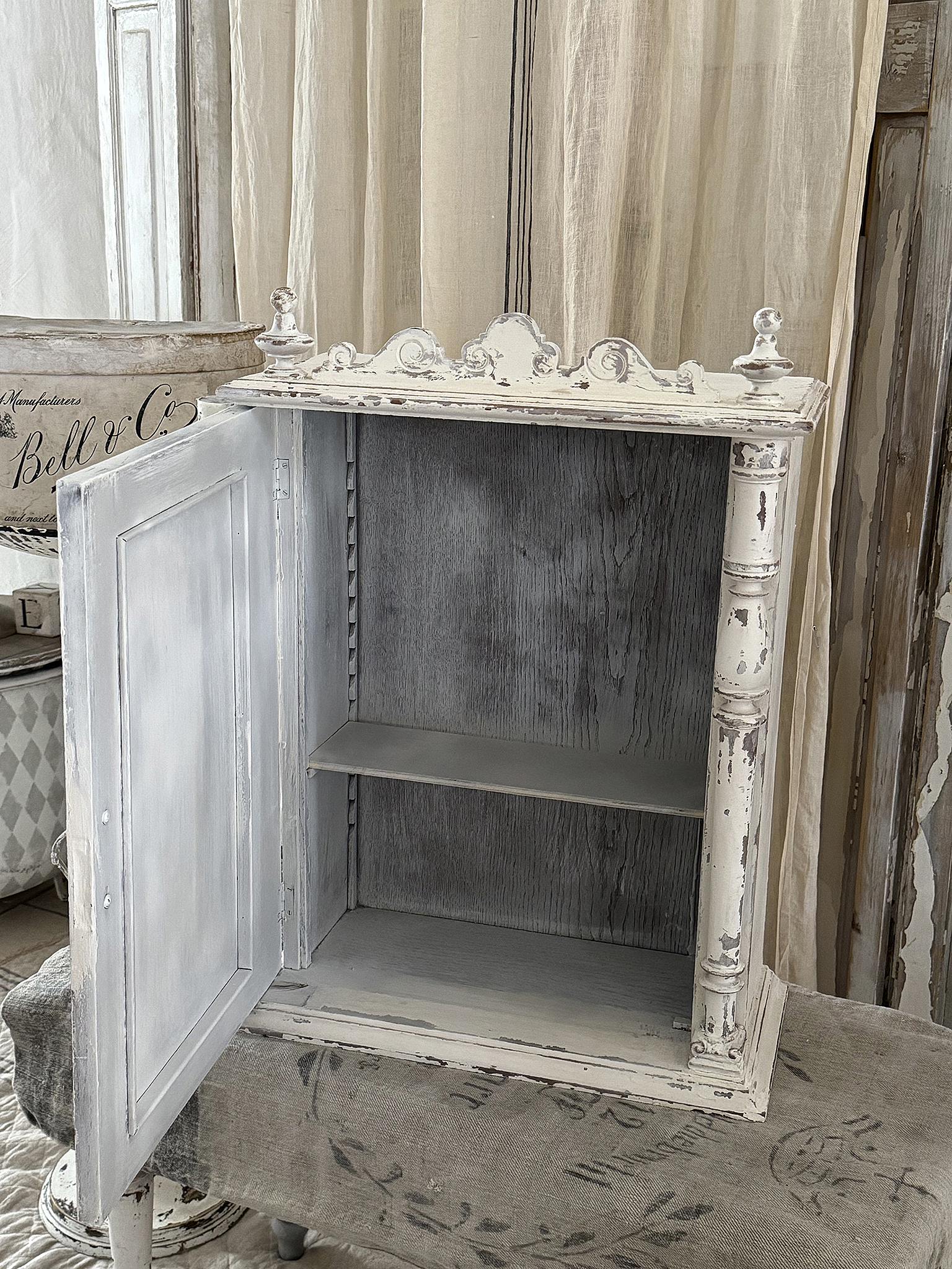 Reizender antiker Shabby-Beistellschrank***