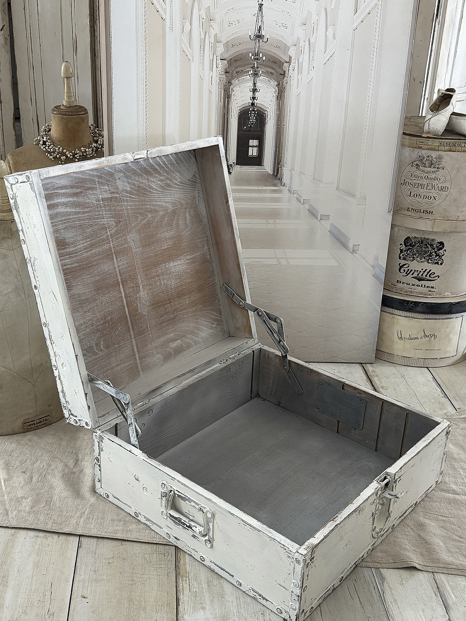 Uralte flache Truhe im Shabby-Chic – einzigartiger Vintage-Charme***