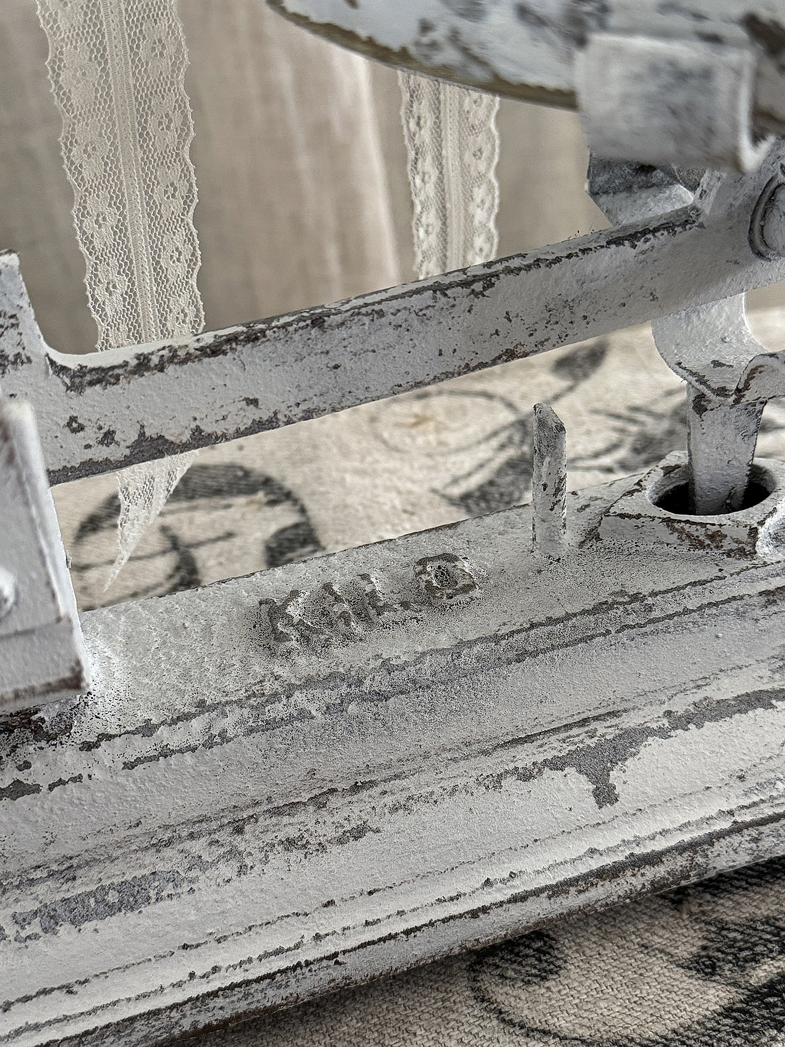 Antike zarte Balkenwaage im Jugendstil mit romantischem Charme***