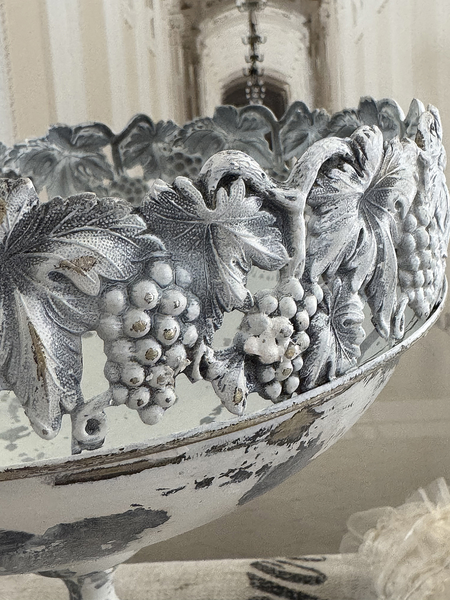  Eine alte, runde Fußschale im weißen Kleid***