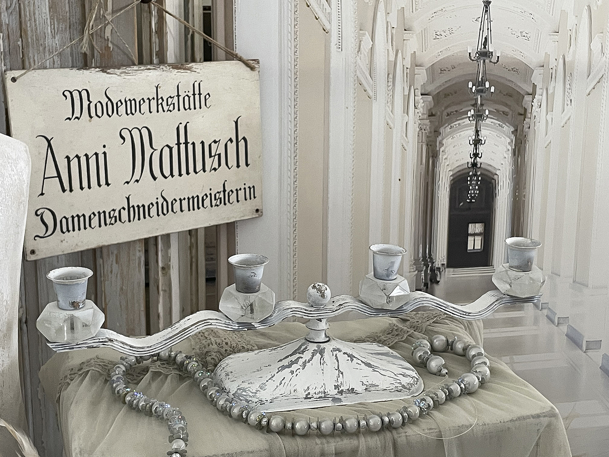 Antiker Kerzenleuchter im weißen Kleid*** Antiker Kerzenleuchter im weißen Kleid***