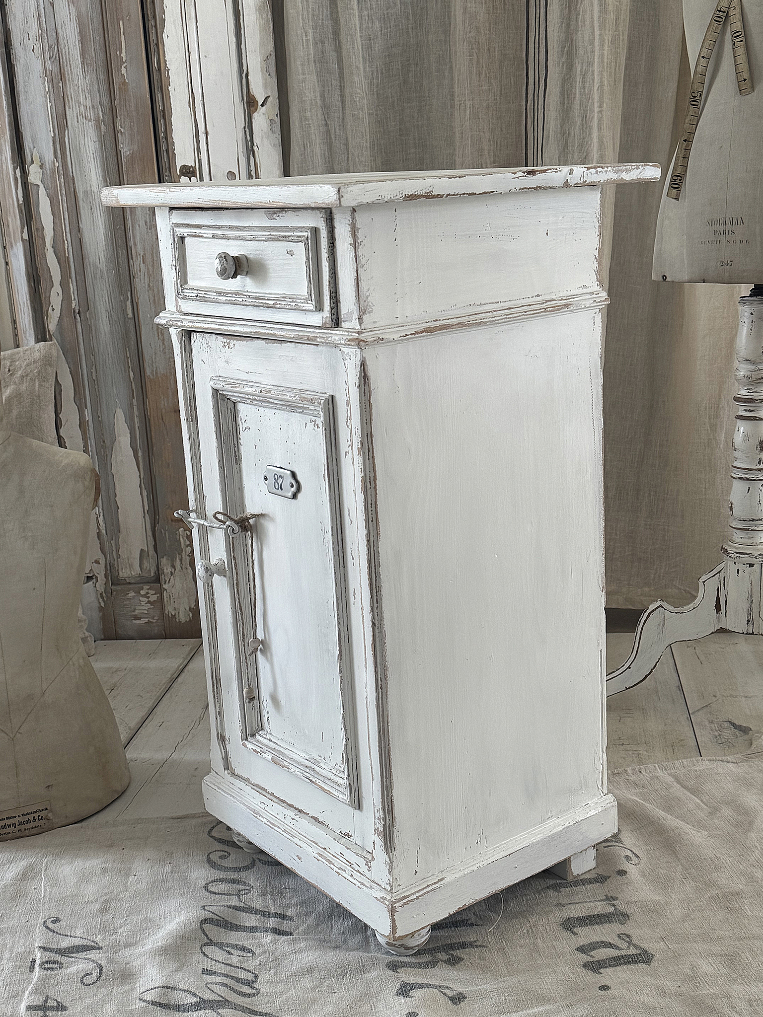 Altes Shabby-Schränkchen „87“***