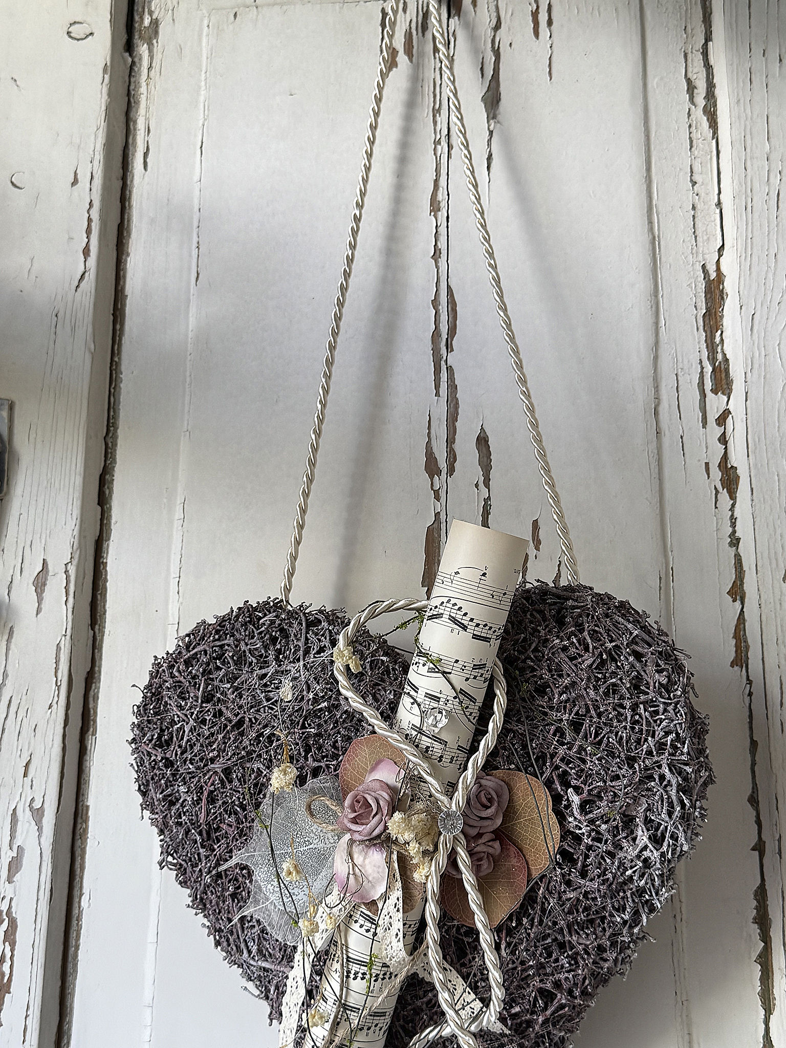 Beerenfarbenes Rebenherz mit Vintage-Notenblatt – romantische Landhausdeko im Shabby-Chic-Stil 2***