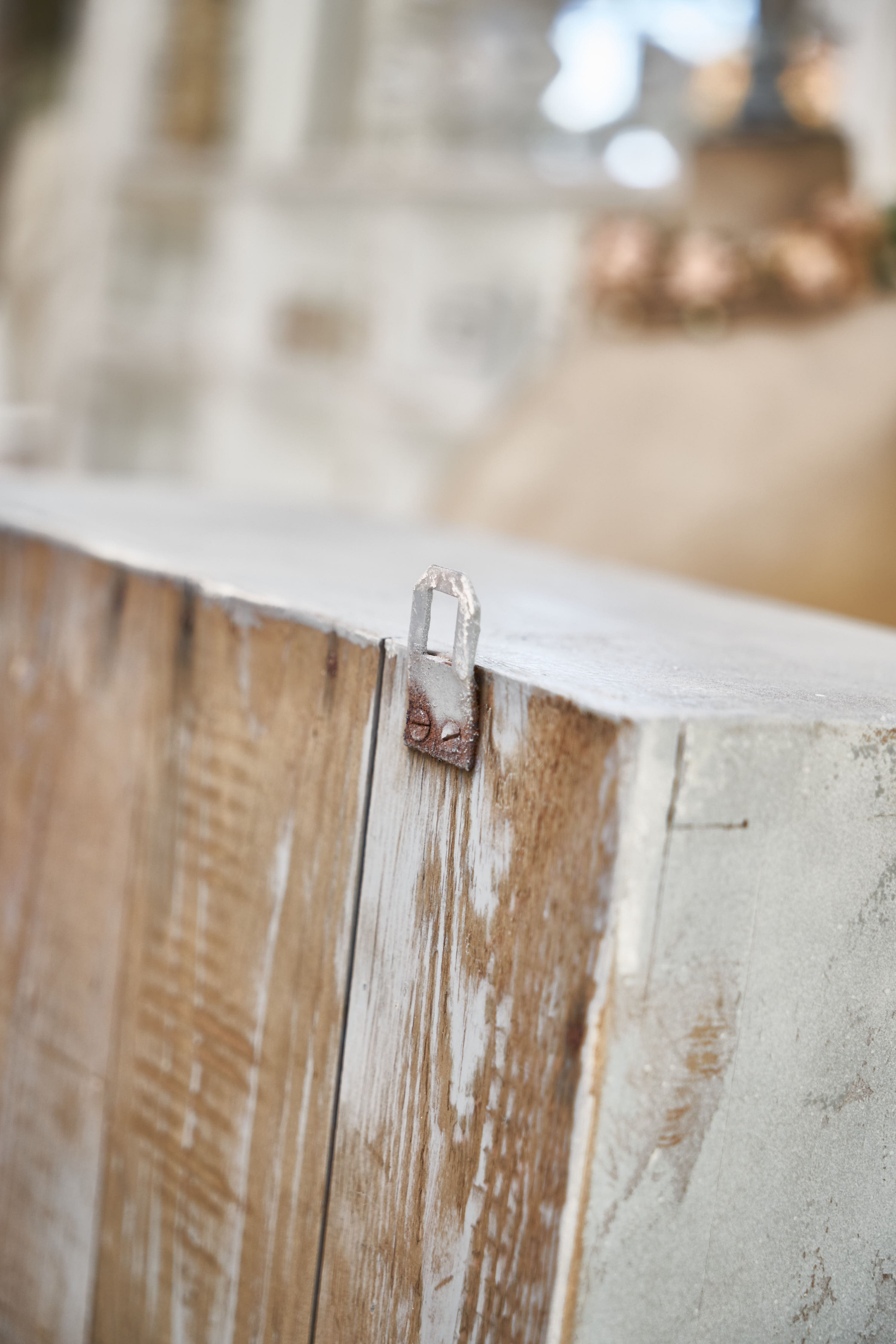 Detailansicht eines Holzstücks mit Metallelement zur Befestigung