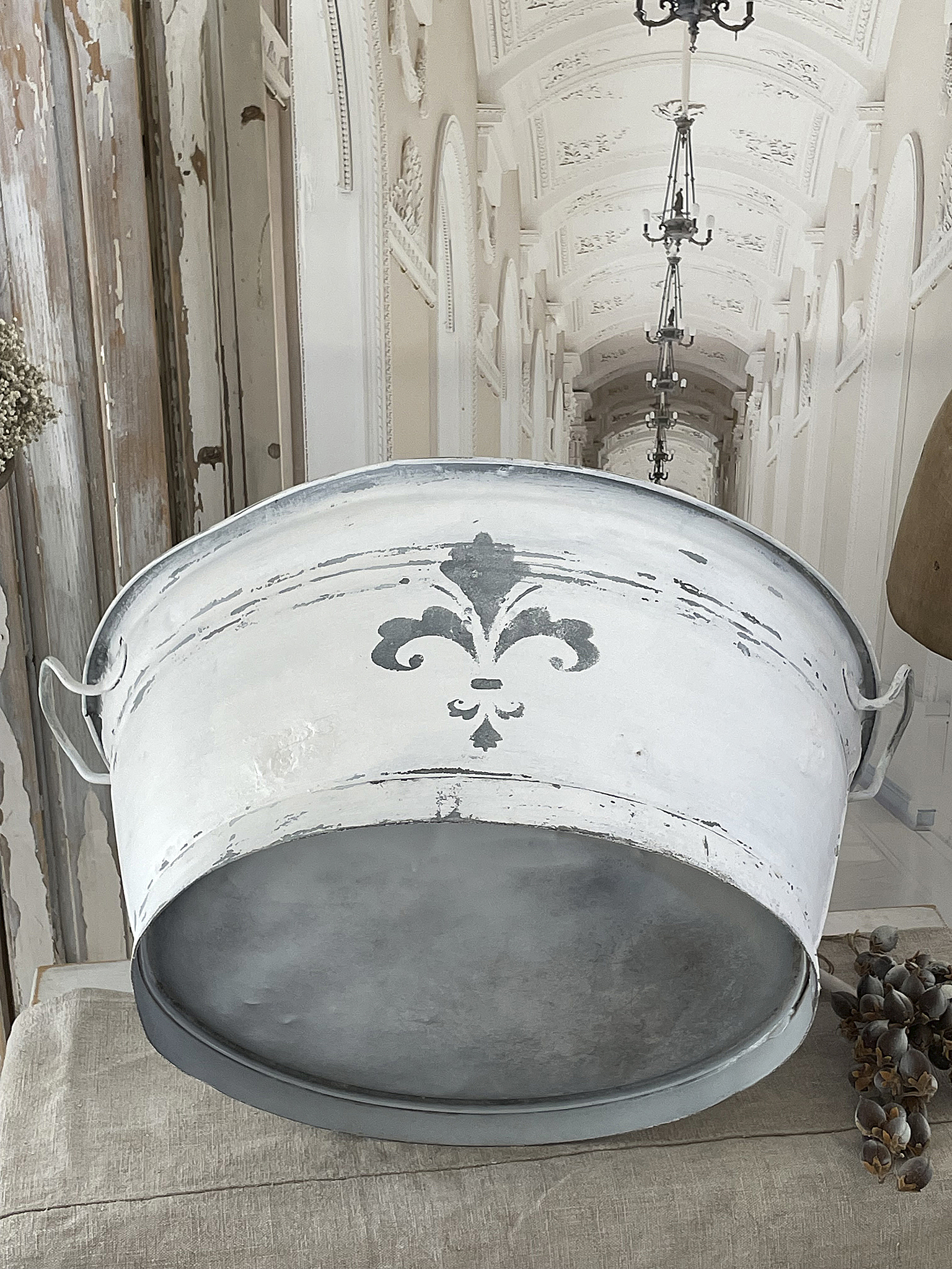 Vintage Metallwanne mit elegantem Muster Dekorative Metallwanne mit grauem und weißen Finish, ideal für die Inneneinrichtung.