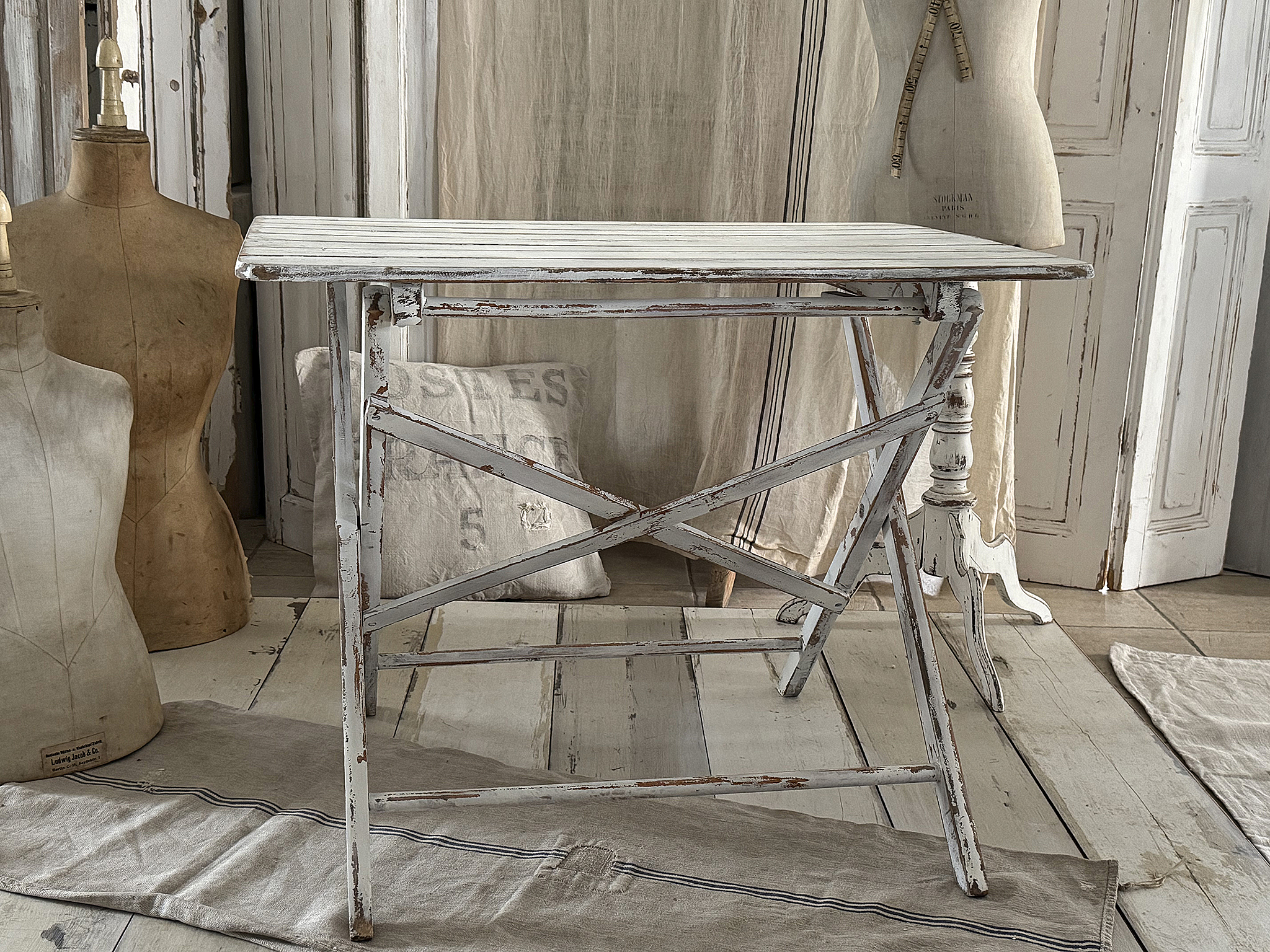 Alter Holzgartentisch im weißen Shabbykleid –Verwandlungskünstler***