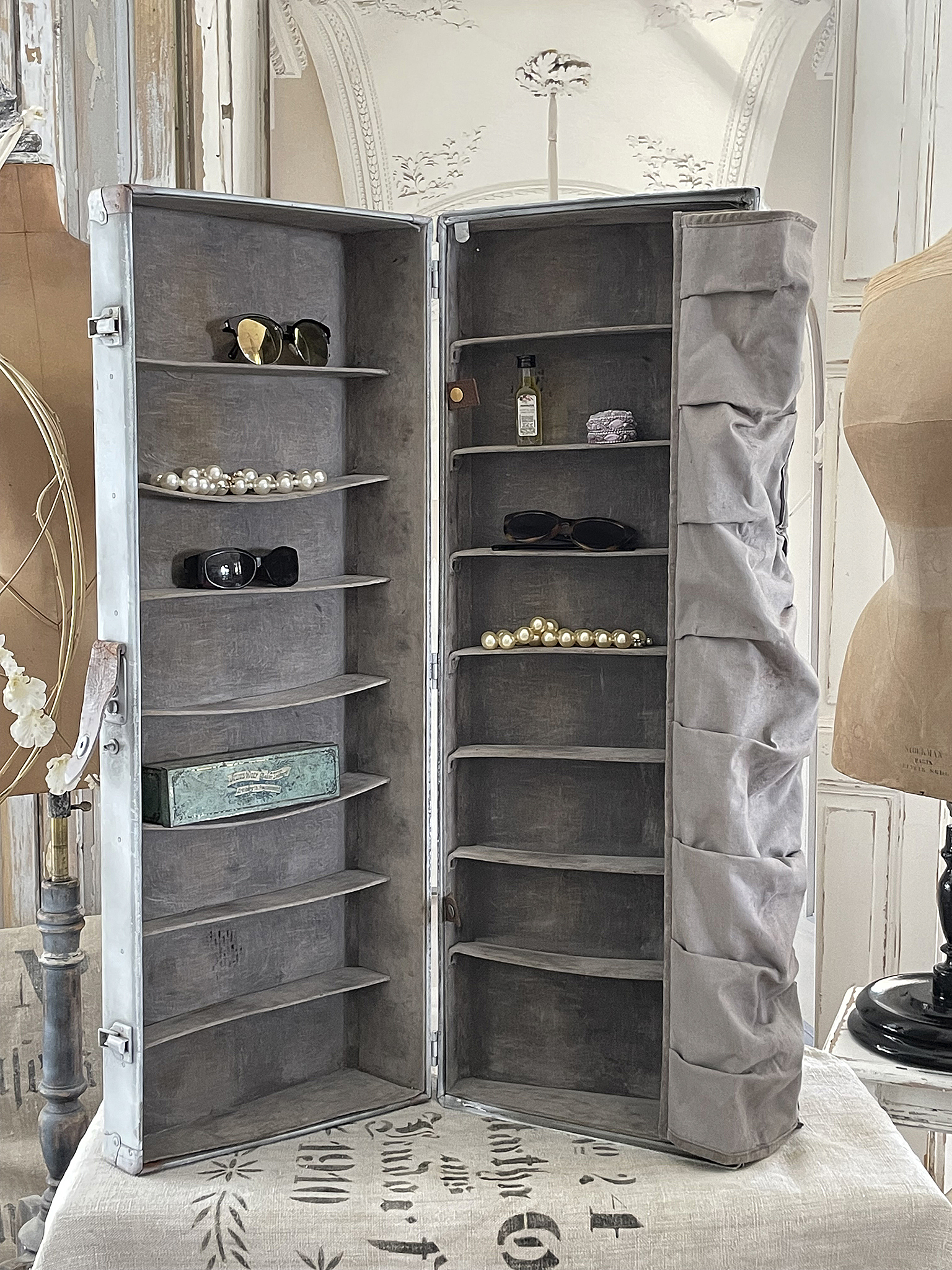 Eleganter Schmuckorganizer mit Fächern für Sonnenbrillen und Accessoires Schmuckkasten mit seitlichen Fächern für Sonnenbrillen, Perlen und Kosmetikflasche