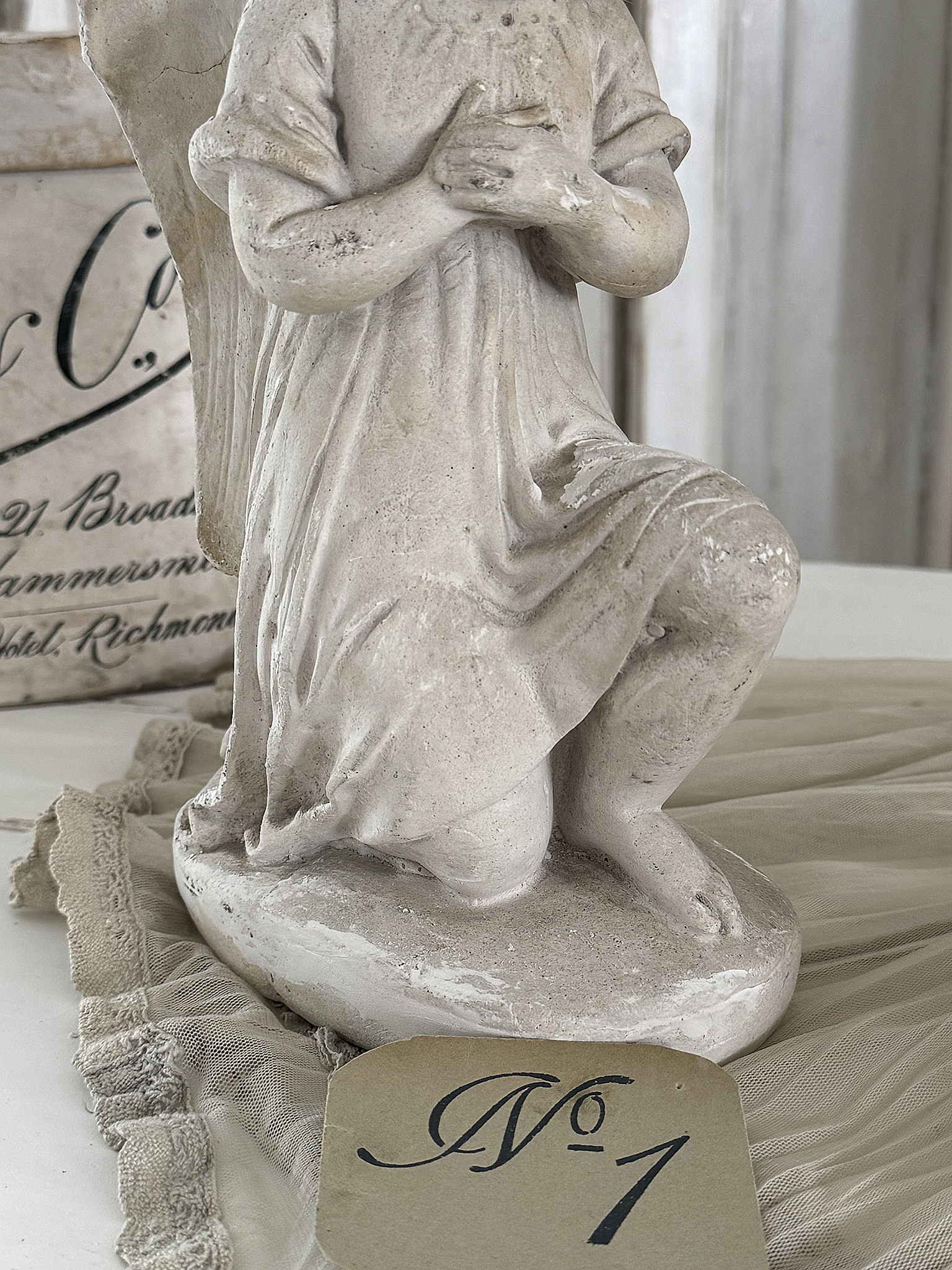 Alte Engel-Figuren aus Frankreich  aus Steingut / Steinzeug***